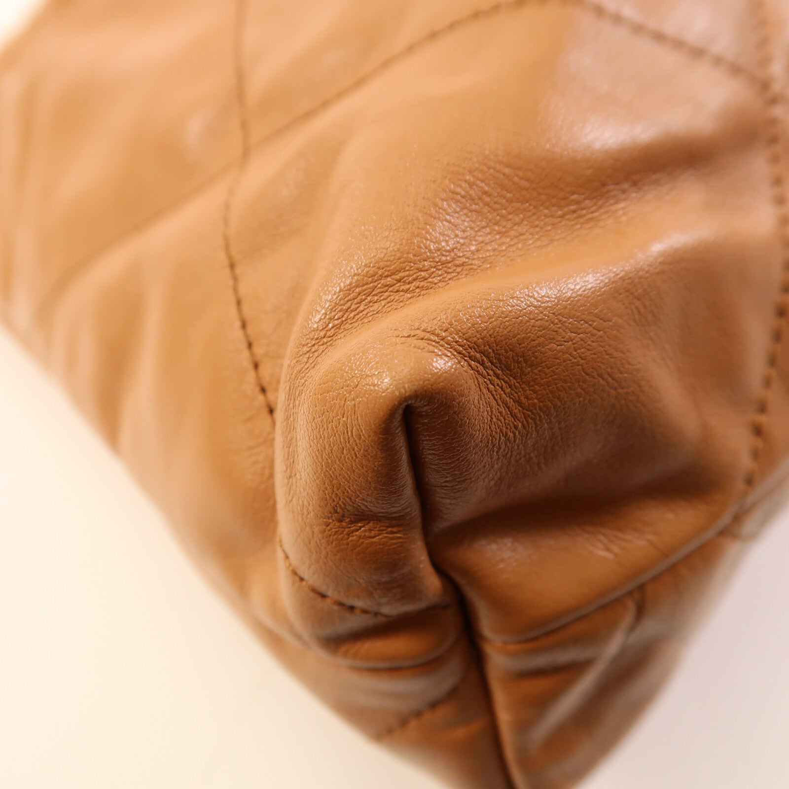 CHANEL 牛皮皮革Chanel 22 Medium金扣鏈帶肩背袋