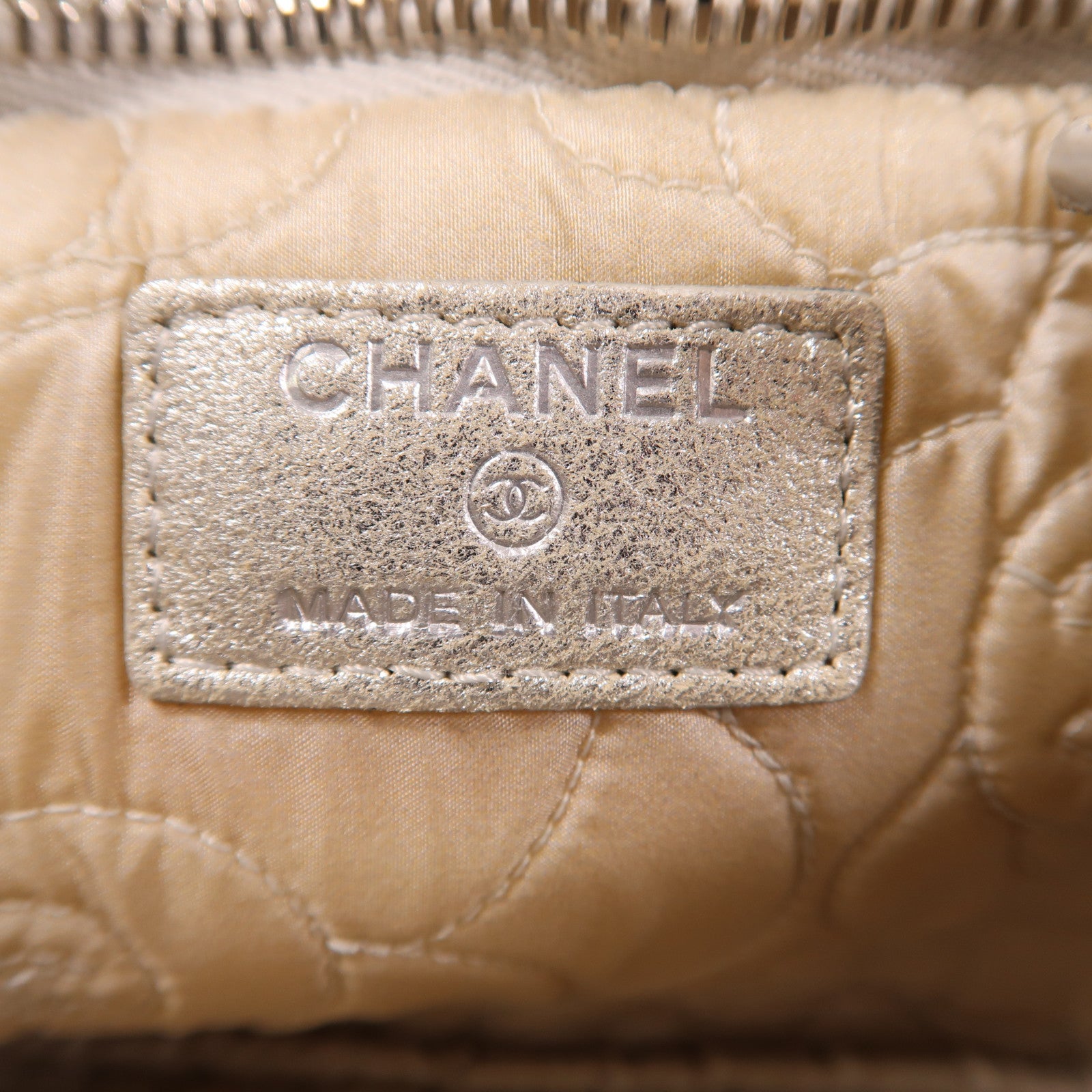 CHANEL 皮革Pouch銀扣手挽袋銀色