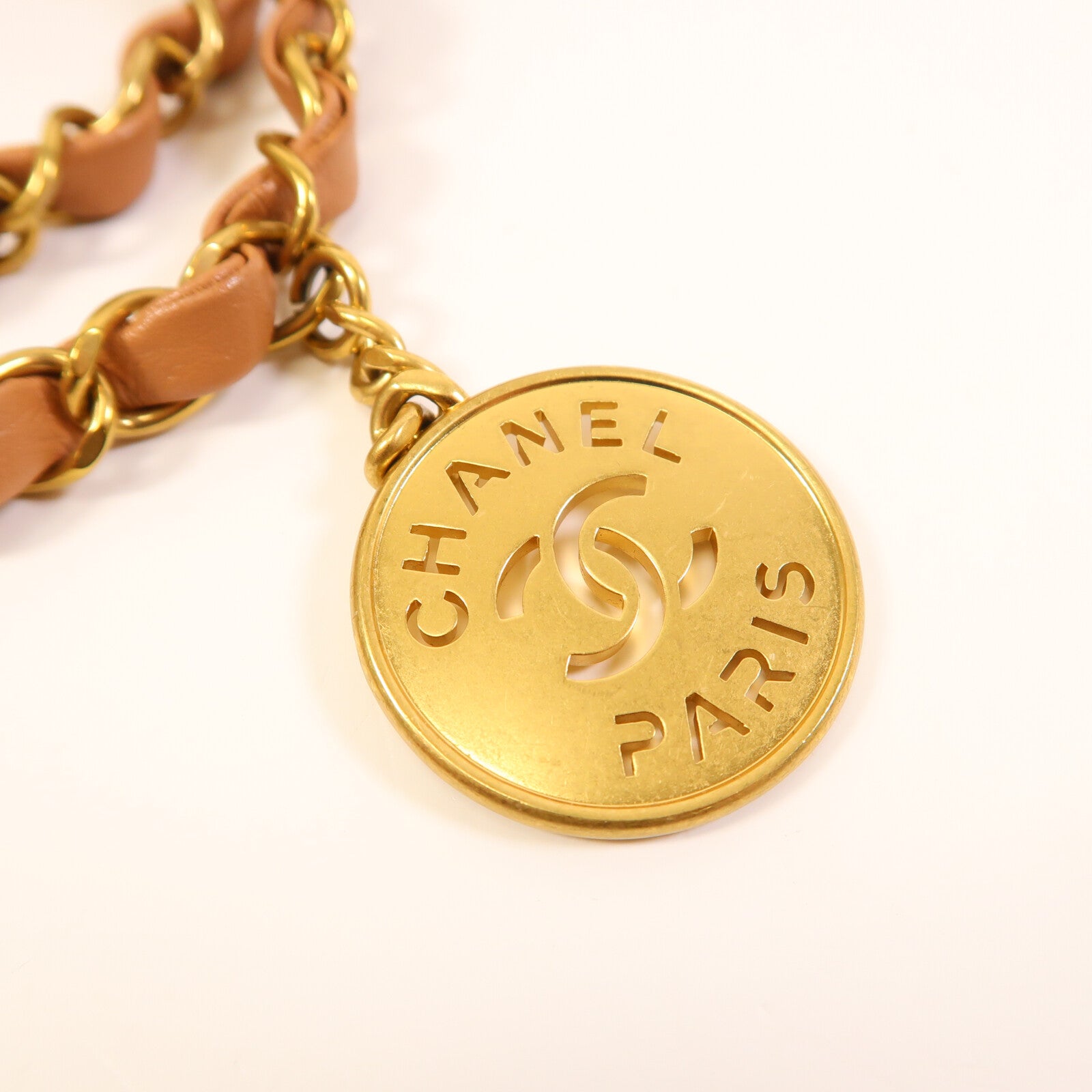 CHANEL 牛皮皮革Chanel 22 Medium金扣鏈帶肩背袋