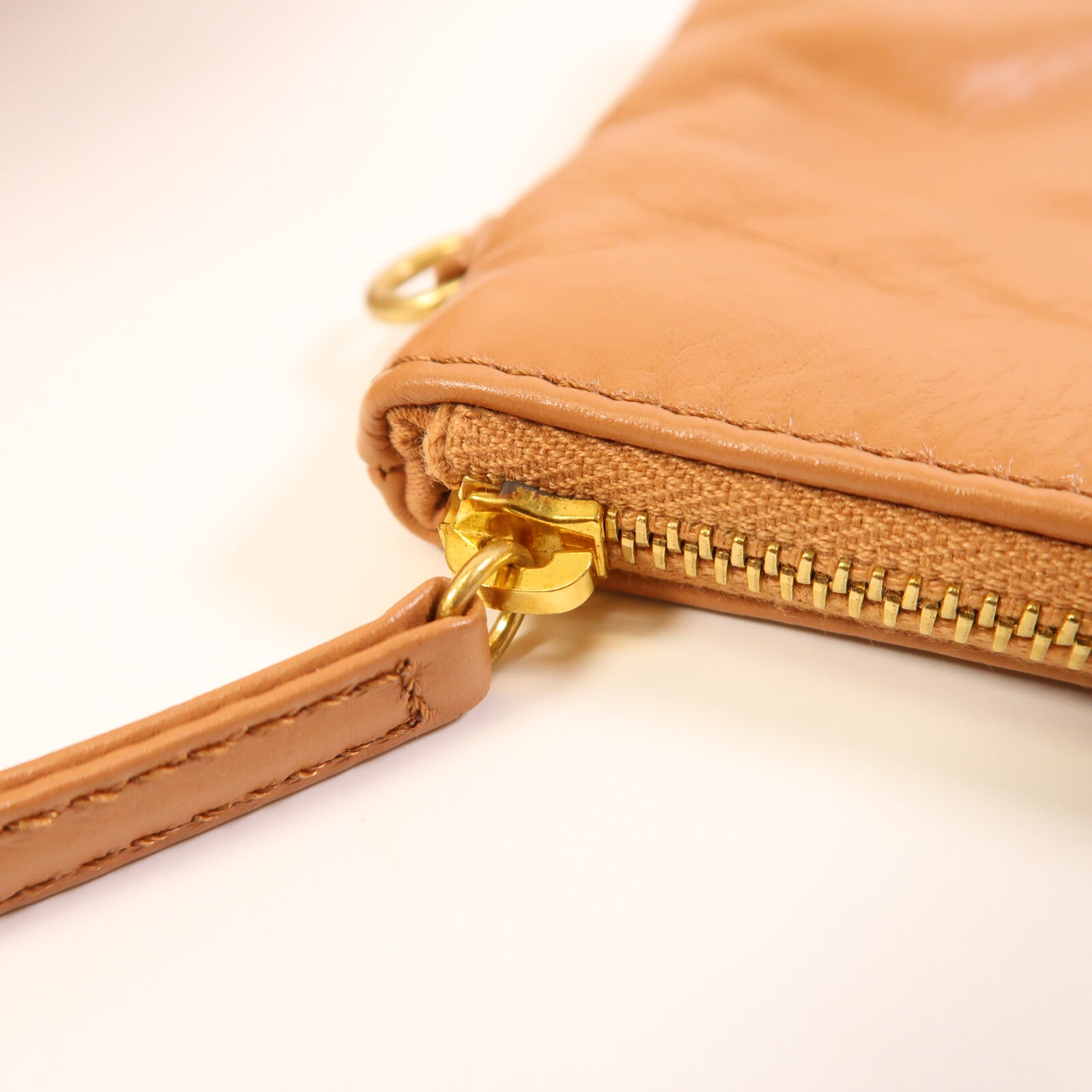 CHANEL 牛皮皮革Chanel 22 Medium金扣鏈帶肩背袋