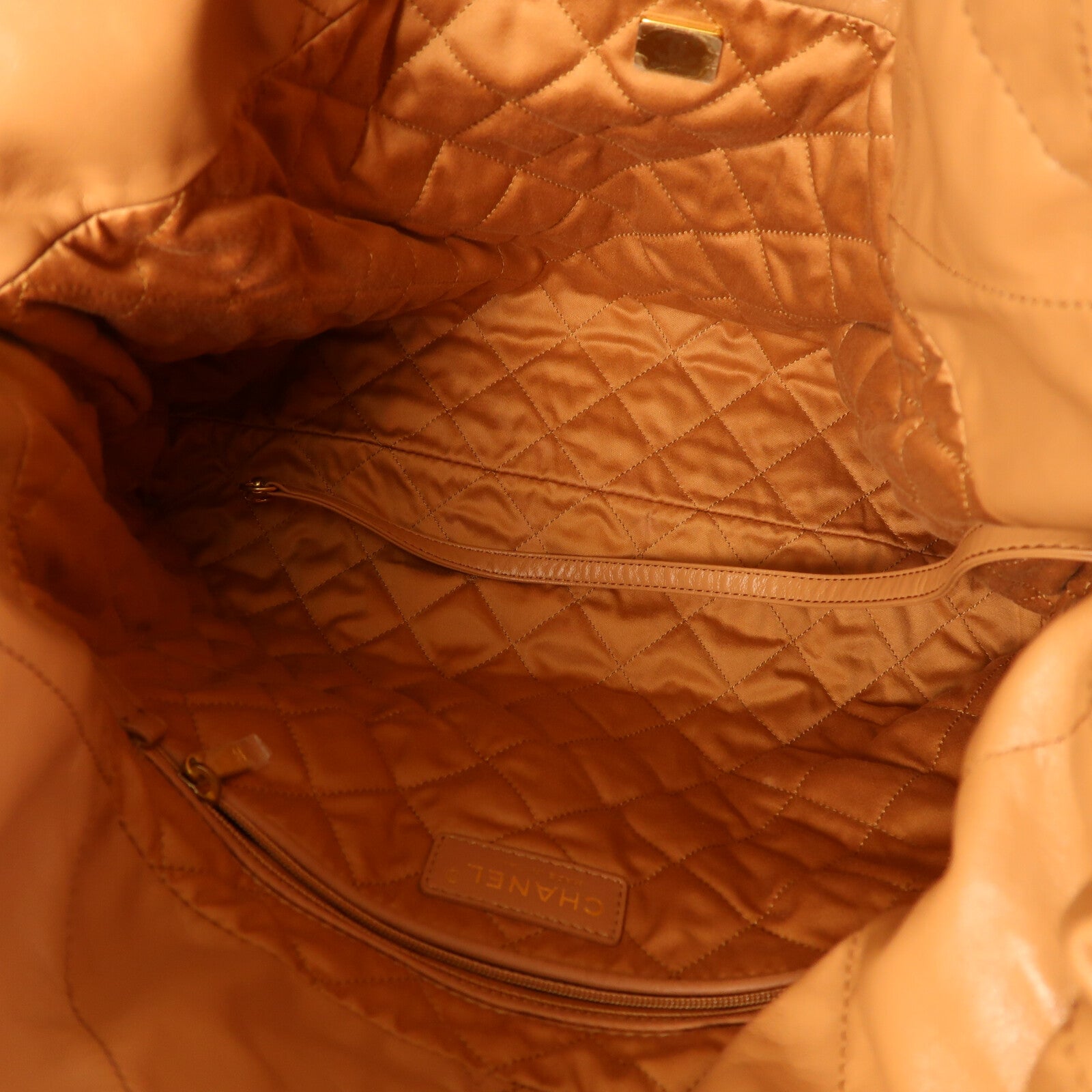 CHANEL 牛皮皮革Chanel 22 Medium金扣鏈帶肩背袋