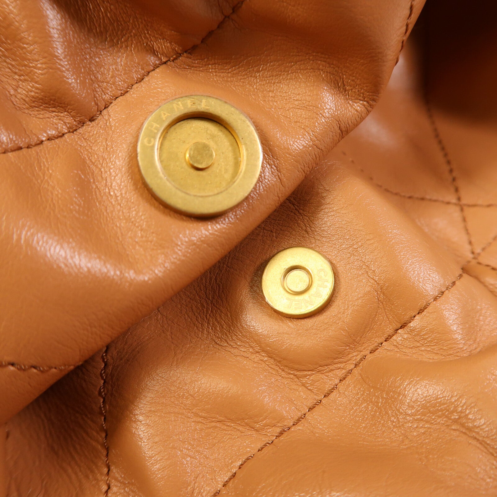 CHANEL 牛皮皮革Chanel 22 Medium金扣鏈帶肩背袋