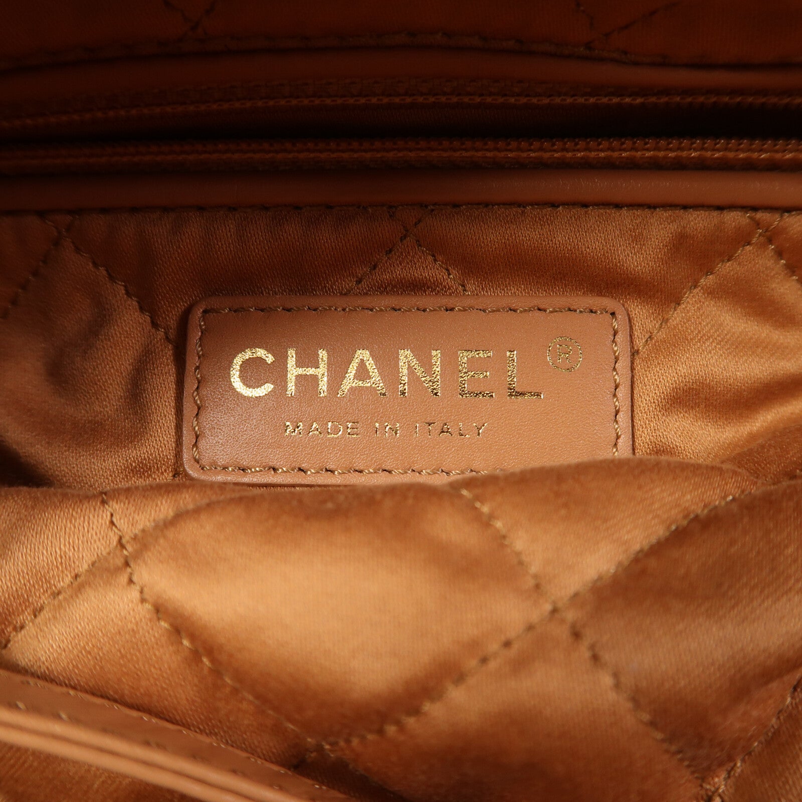 CHANEL 牛皮皮革Chanel 22 Medium金扣鏈帶肩背袋