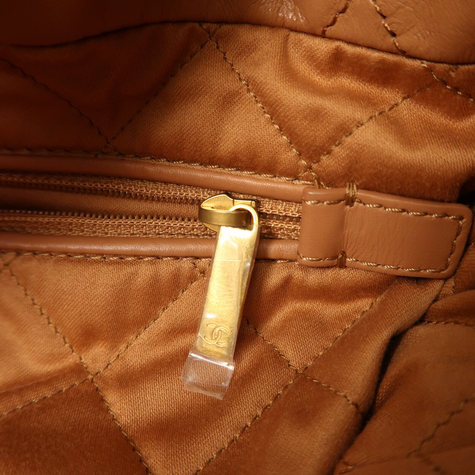 CHANEL 牛皮皮革Chanel 22 Medium金扣鏈帶肩背袋