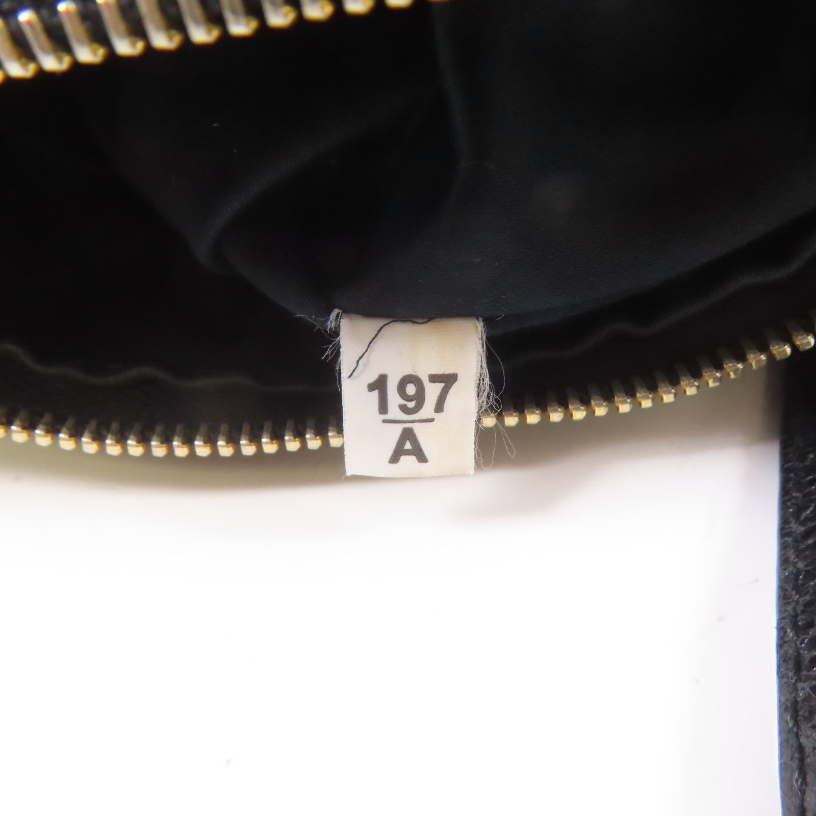 Miu Miu 皮革Shoulder Bag金扣肩背袋黑色