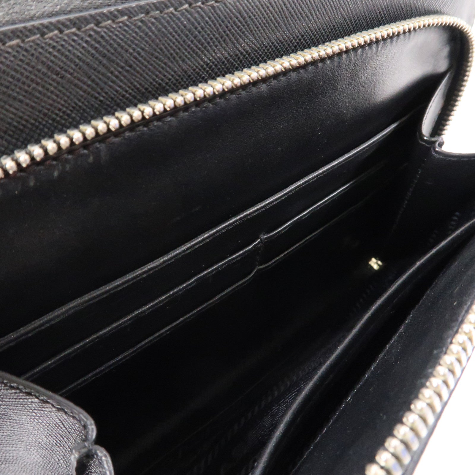 PRADA 牛皮皮革Saffiano Travel銀扣手拿包黑色