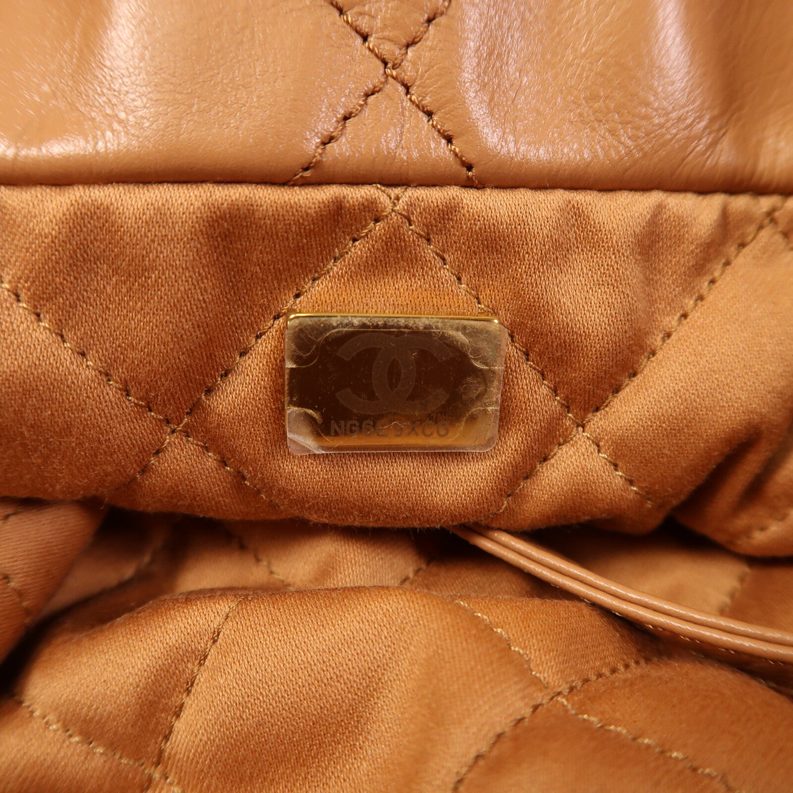 CHANEL 牛皮皮革Chanel 22 Medium金扣鏈帶肩背袋