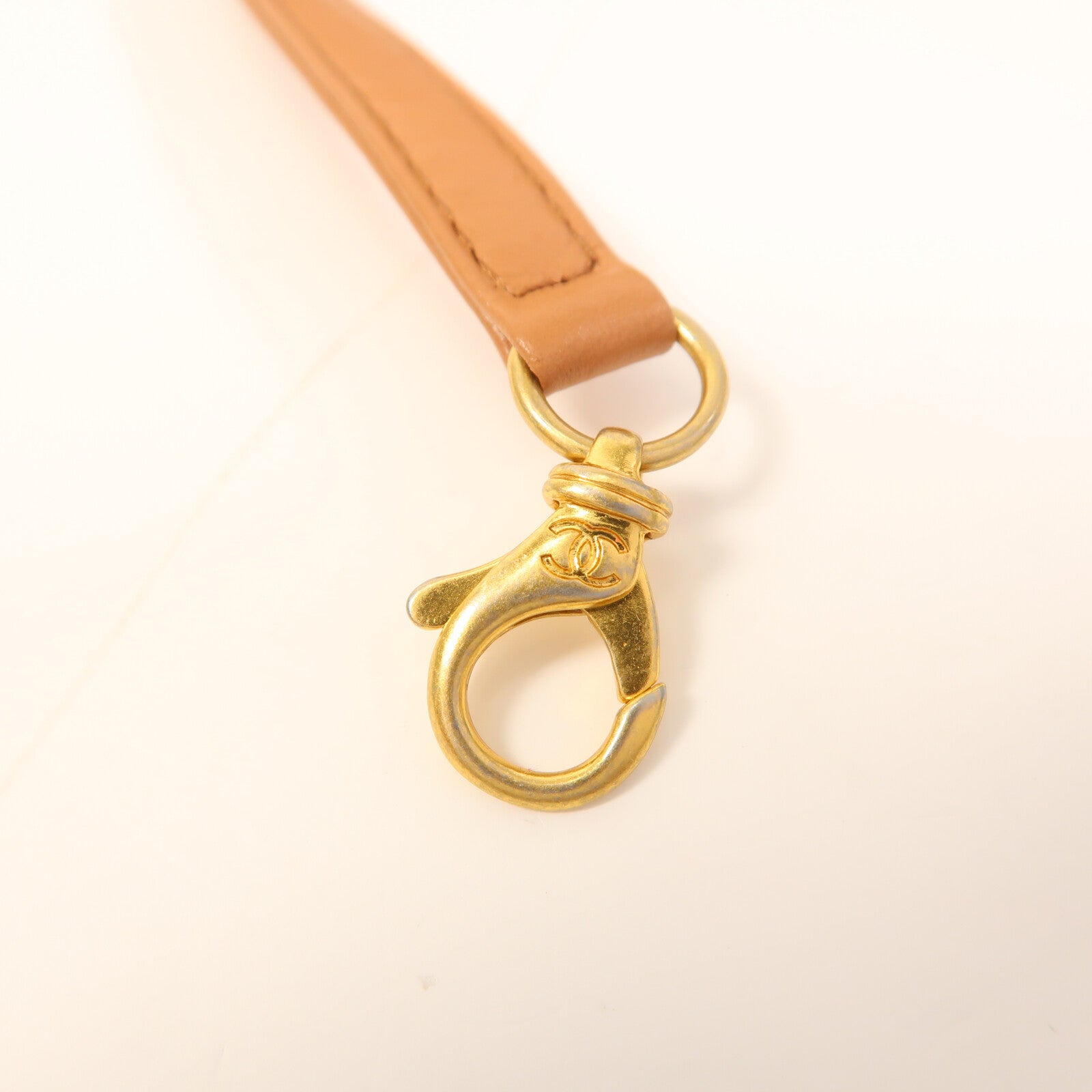 CHANEL 牛皮皮革Chanel 22 Medium金扣鏈帶肩背袋