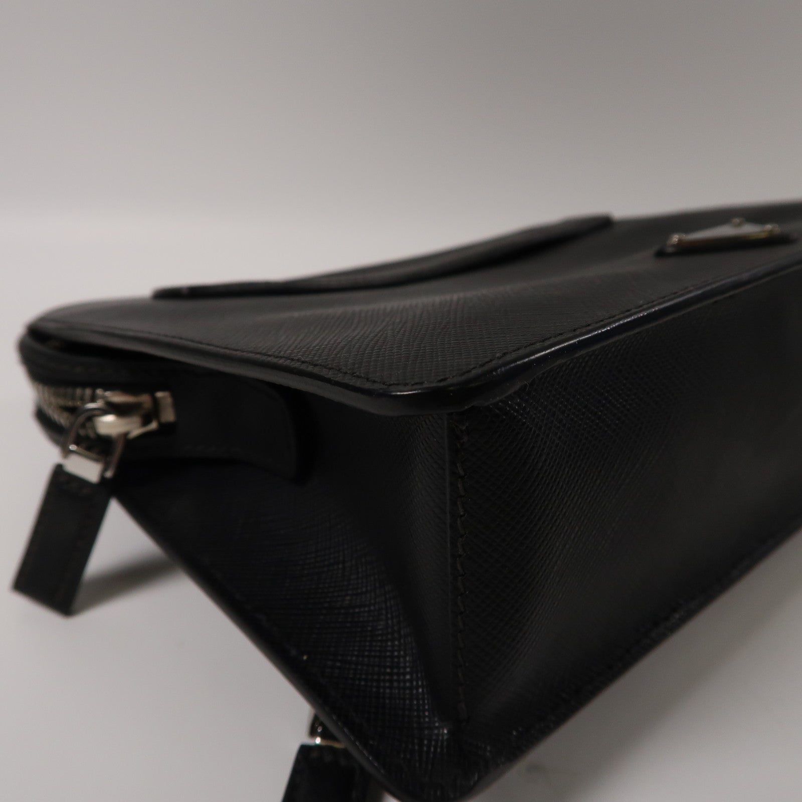 PRADA 牛皮皮革Saffiano Travel銀扣手拿包黑色