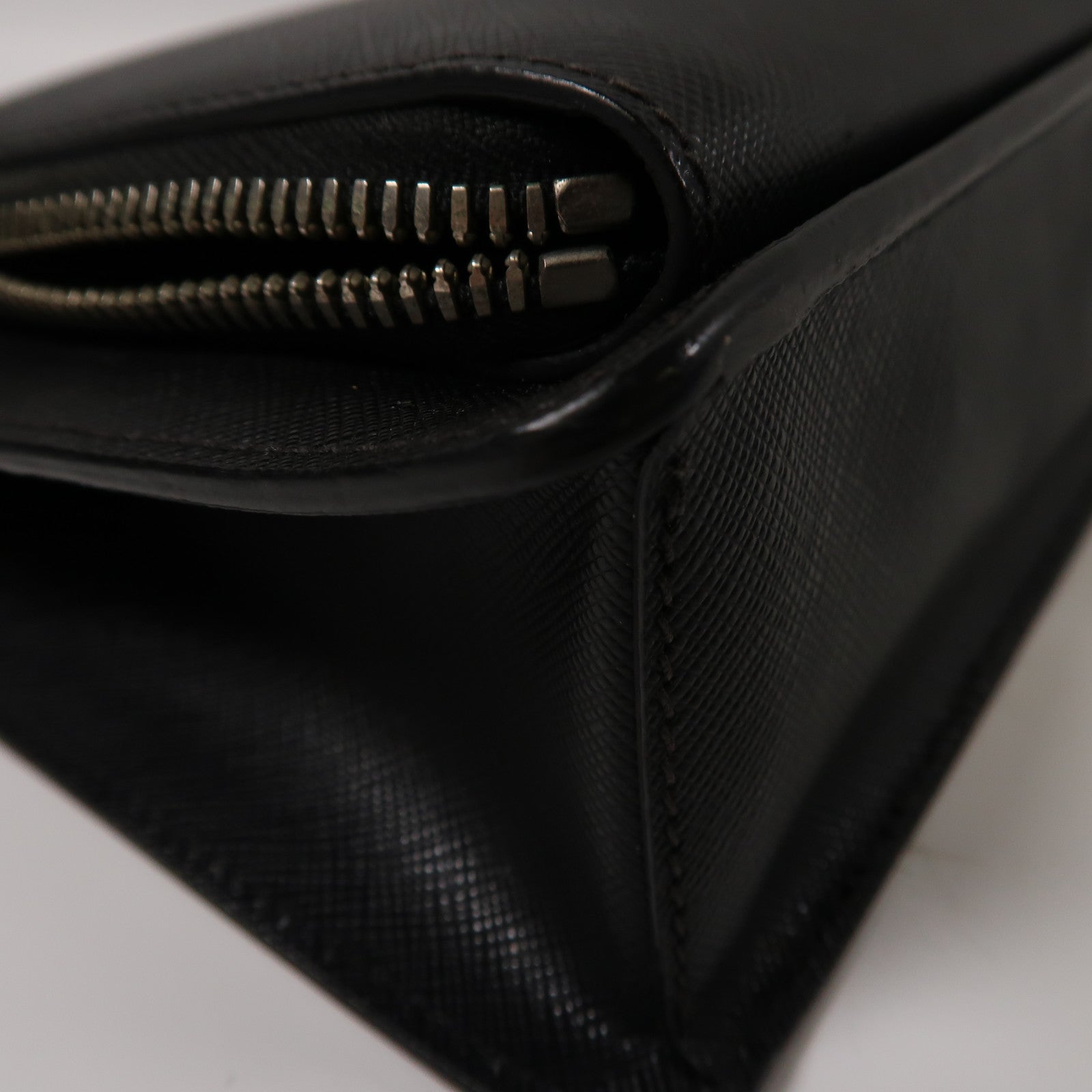 PRADA 牛皮皮革Saffiano Travel銀扣手拿包黑色