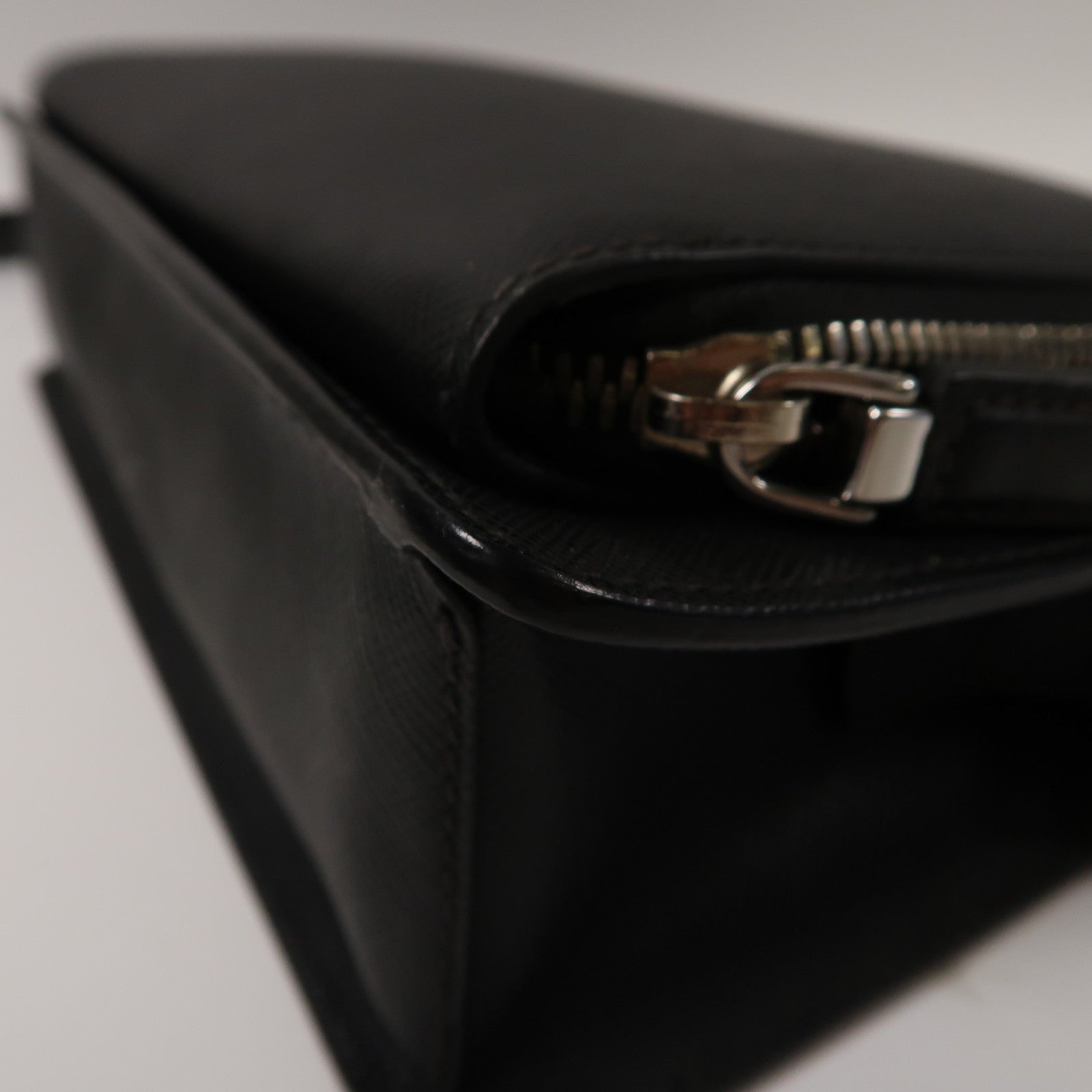 PRADA 牛皮皮革Saffiano Travel銀扣手拿包黑色