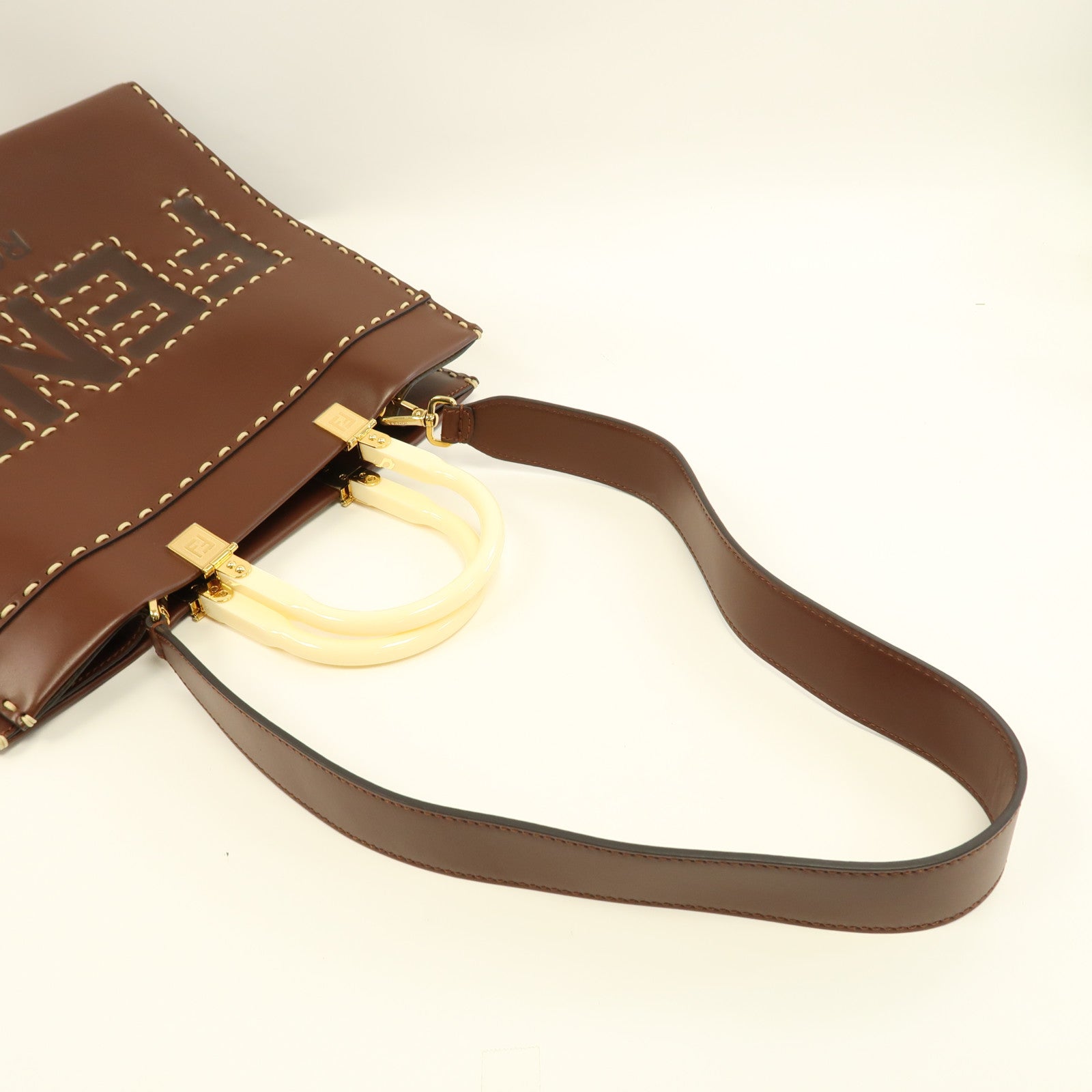 FENDI 牛皮皮革Fendi Sunshine Medium金扣手挽肩背兩用袋啡色
