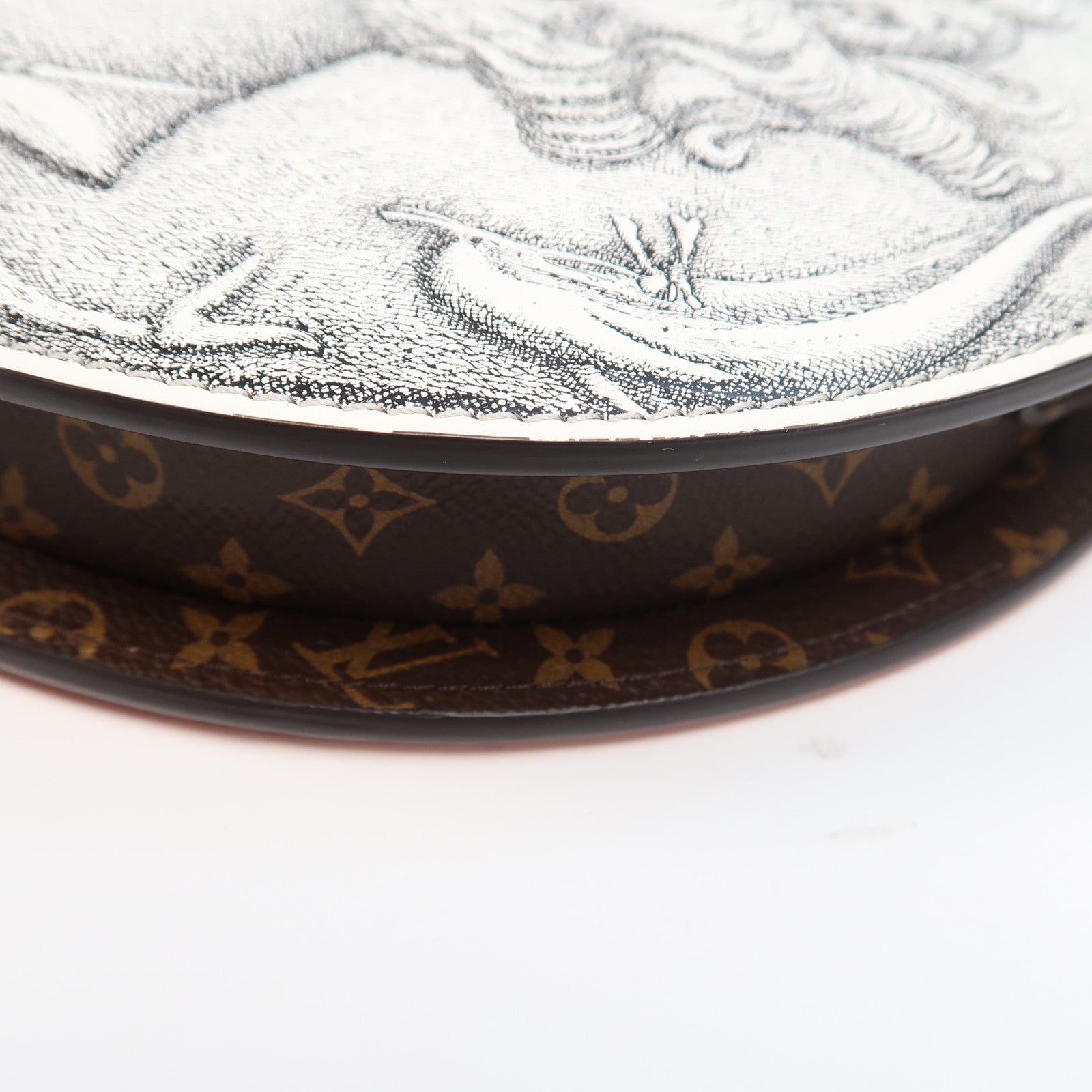 LOUIS VUITTON 塗層帆布Fornasetti Pochette Tete金扣肩背袋白色/紅色