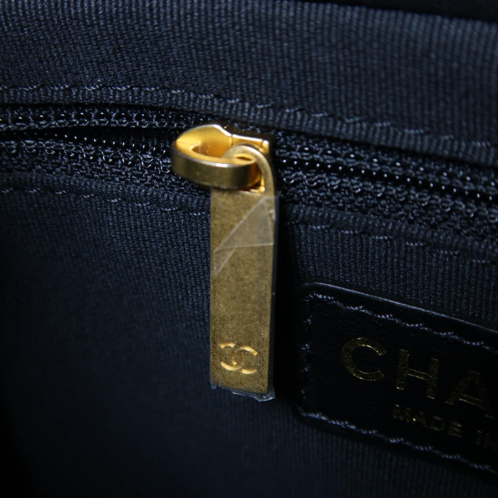 CHANEL 菱格皮革Mini Backpack金扣鏈帶背包黑色