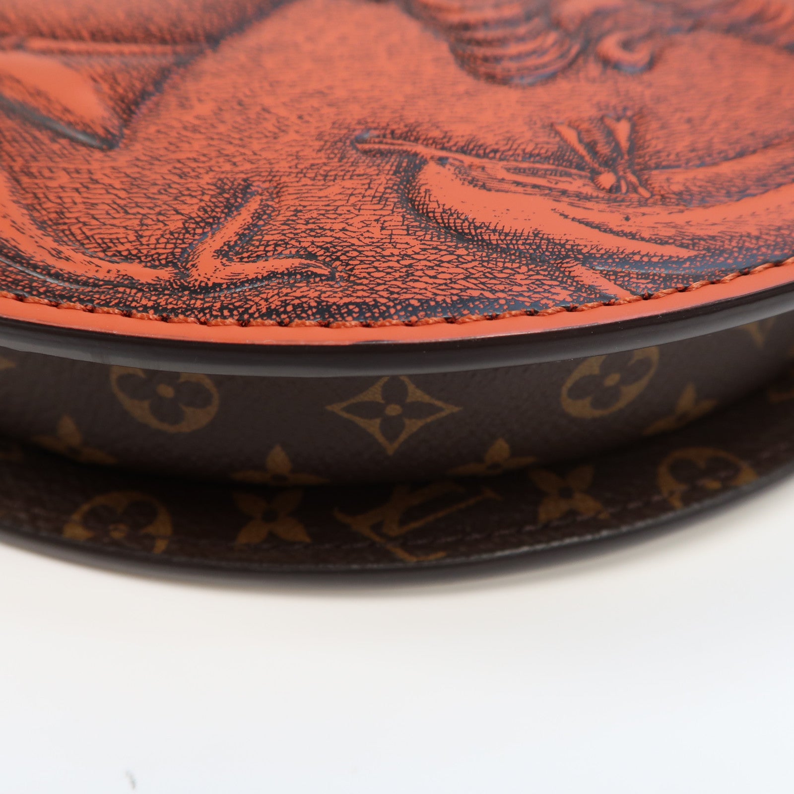 LOUIS VUITTON 塗層帆布Fornasetti Pochette Tete金扣肩背袋白色/紅色