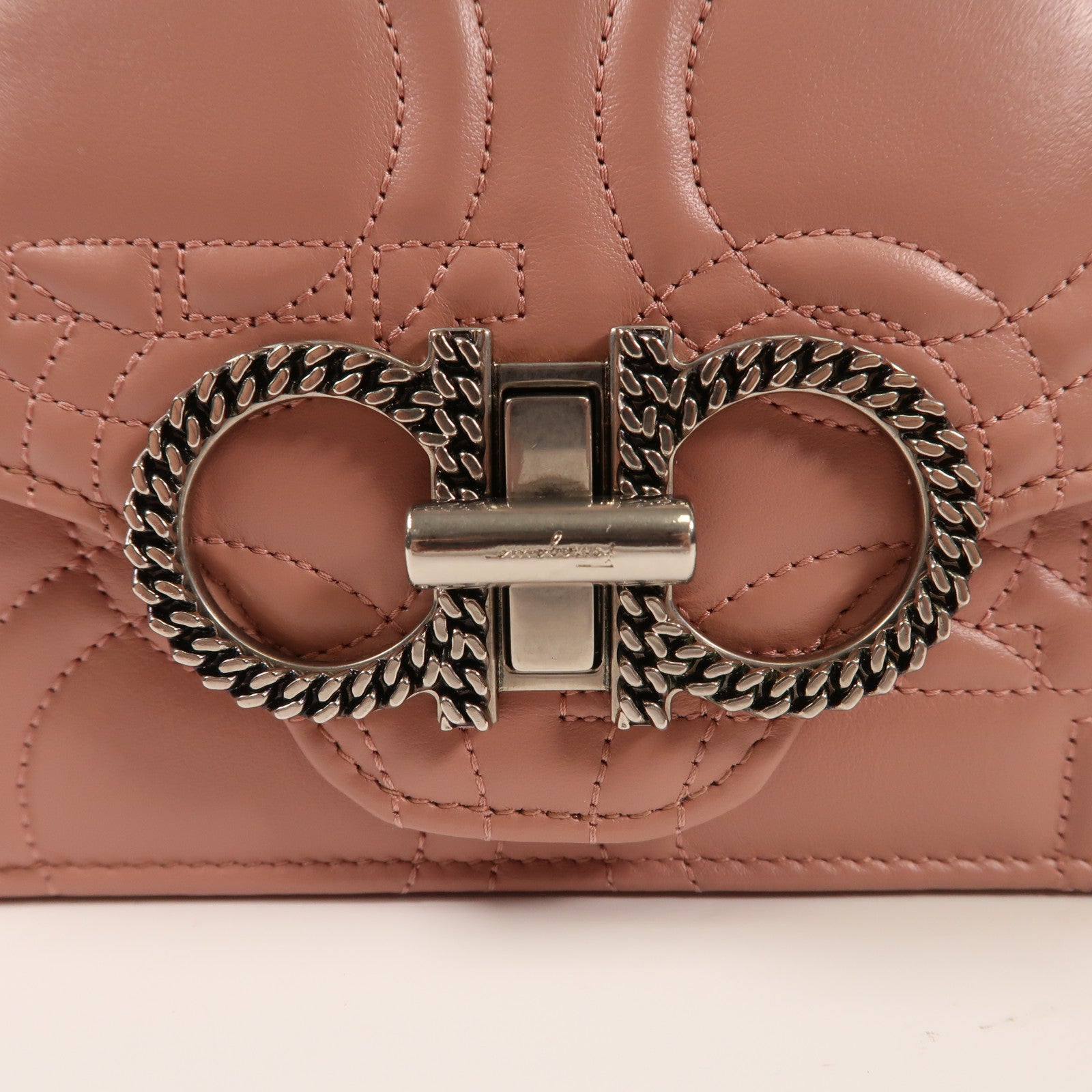 Salvatore Ferragamo 牛皮皮革Chain Shoulder銀扣鏈帶肩背袋