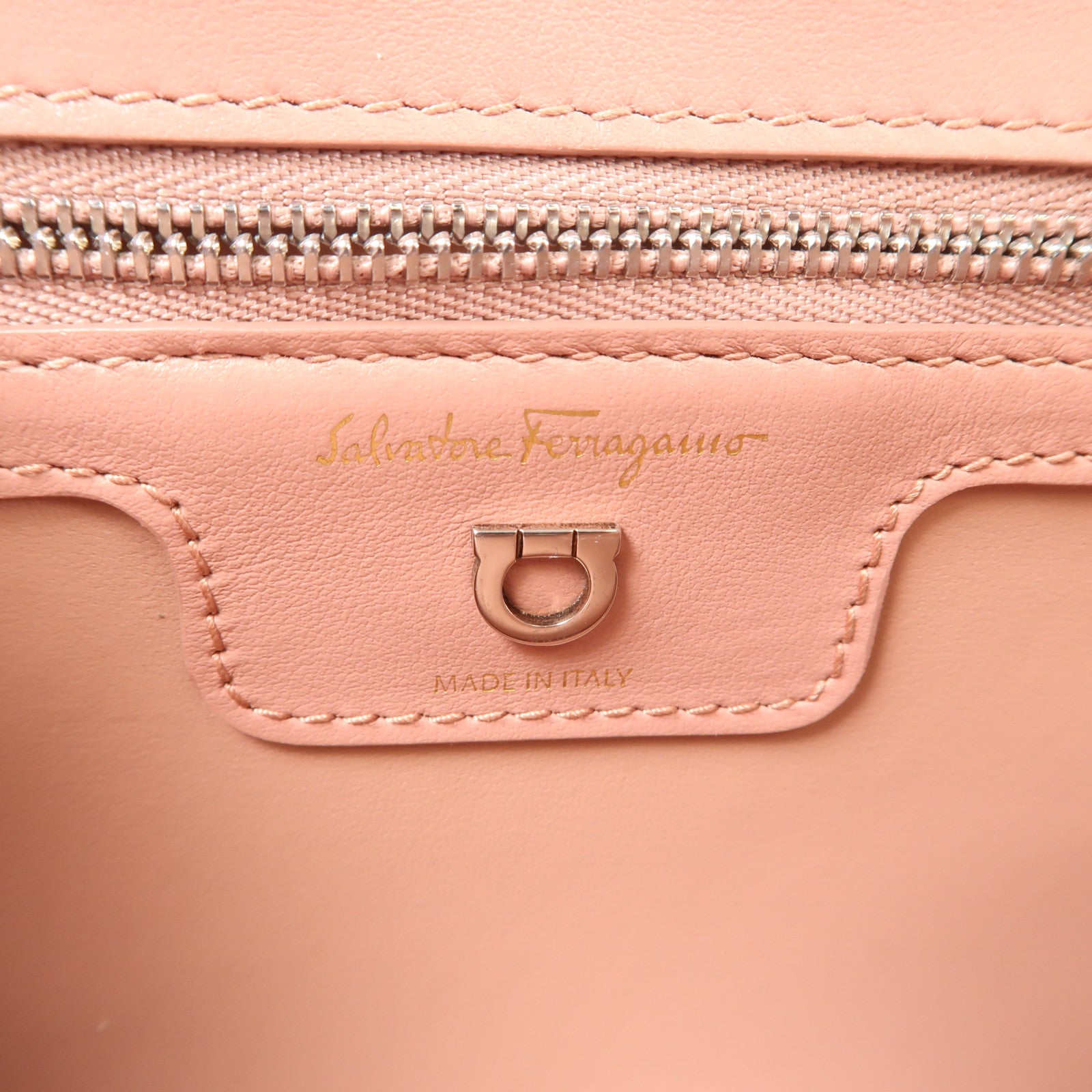 Salvatore Ferragamo 牛皮皮革Chain Shoulder銀扣鏈帶肩背袋