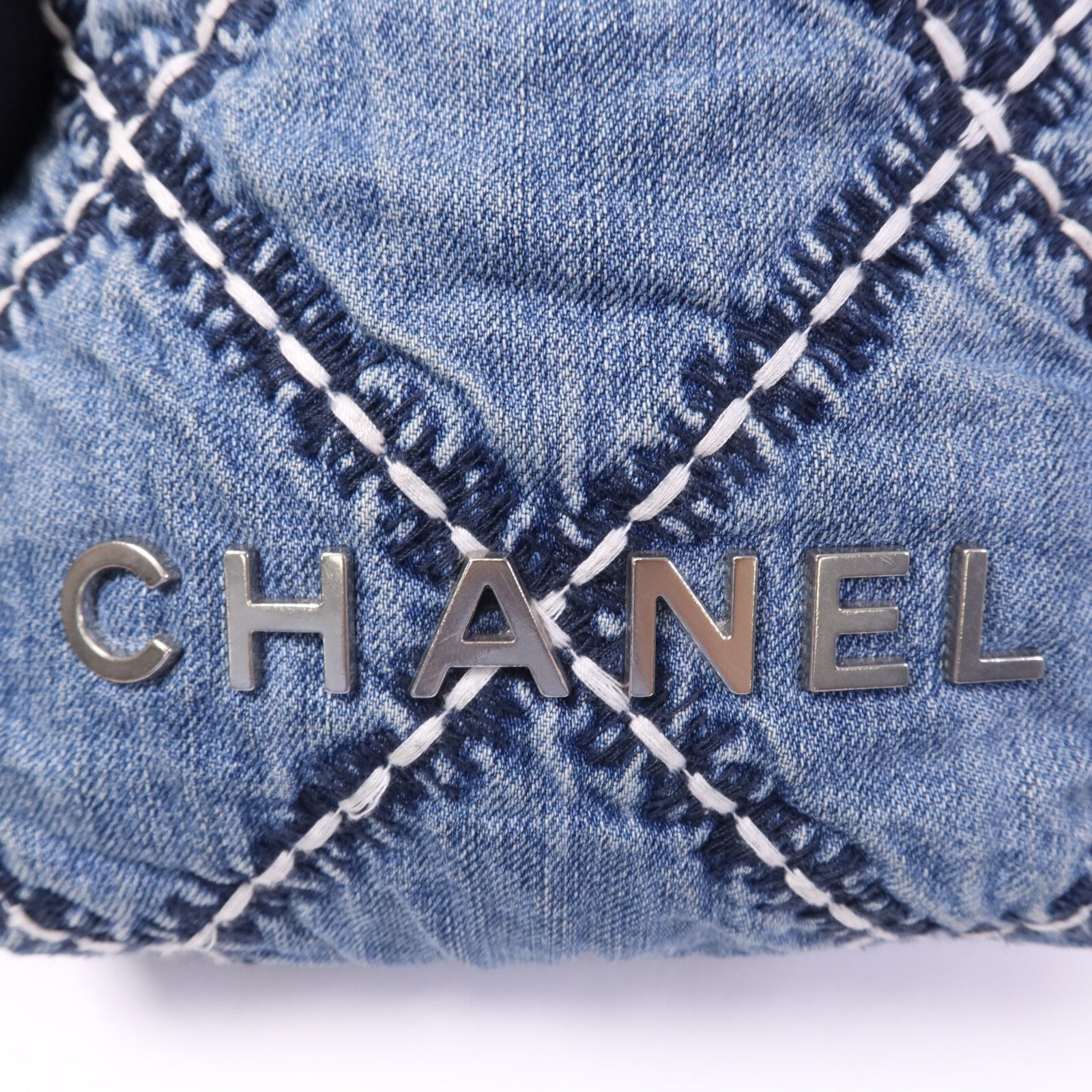 CHANEL 牛仔布Mini 22銀扣鏈帶手挽肩背兩用袋