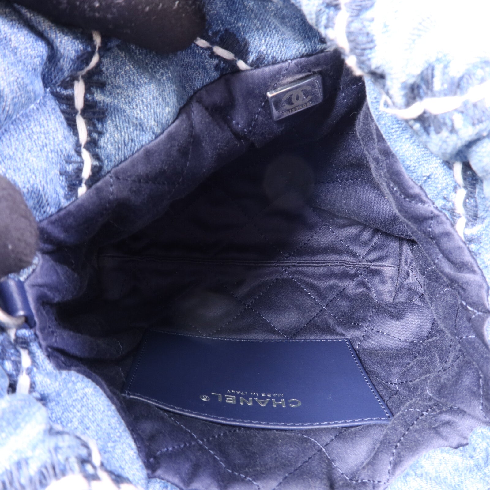 CHANEL 牛仔布Mini 22銀扣鏈帶手挽肩背兩用袋