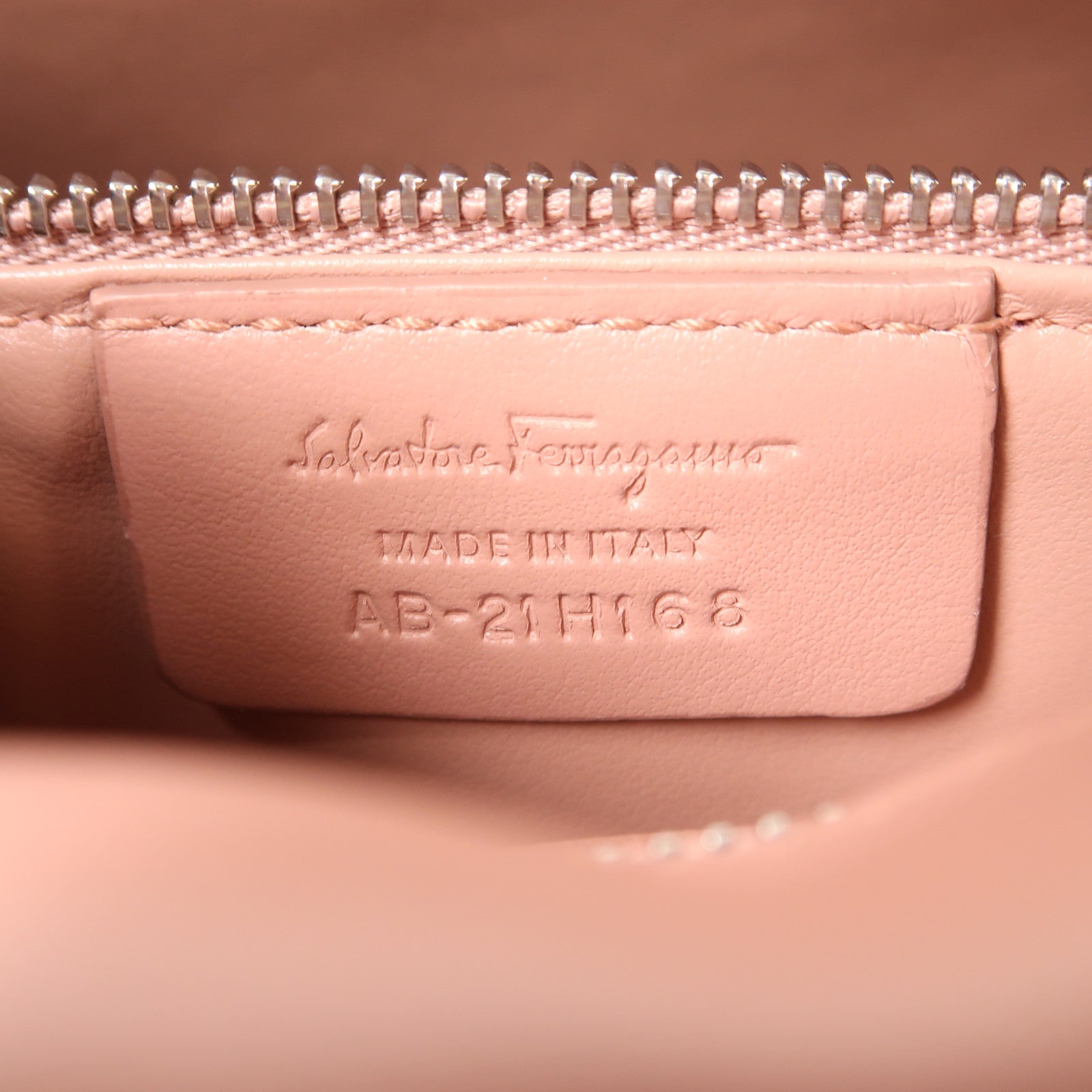 Salvatore Ferragamo 牛皮皮革Chain Shoulder銀扣鏈帶肩背袋