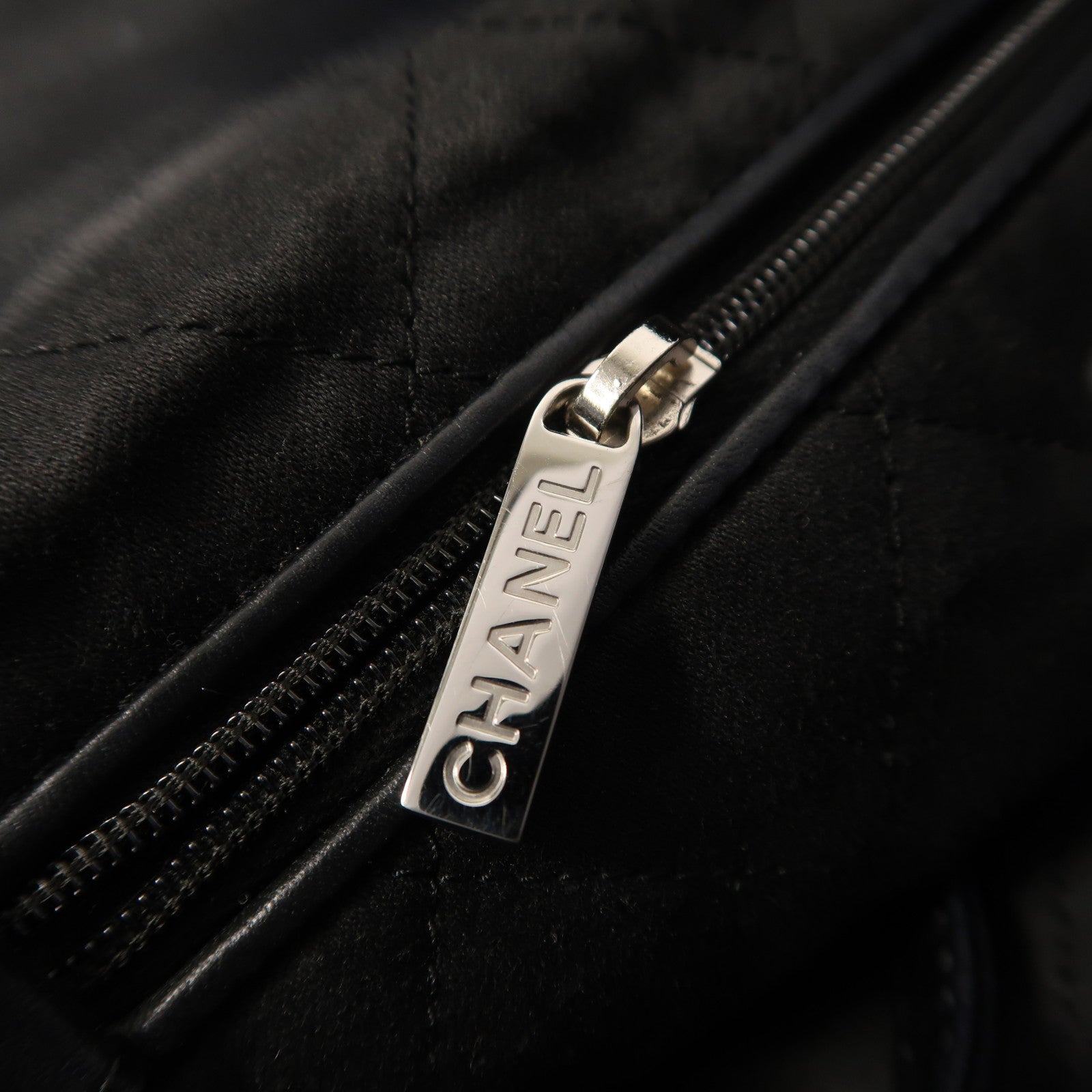 CHANEL 牛皮皮革Chanel 22 Small銀扣鏈帶肩背袋