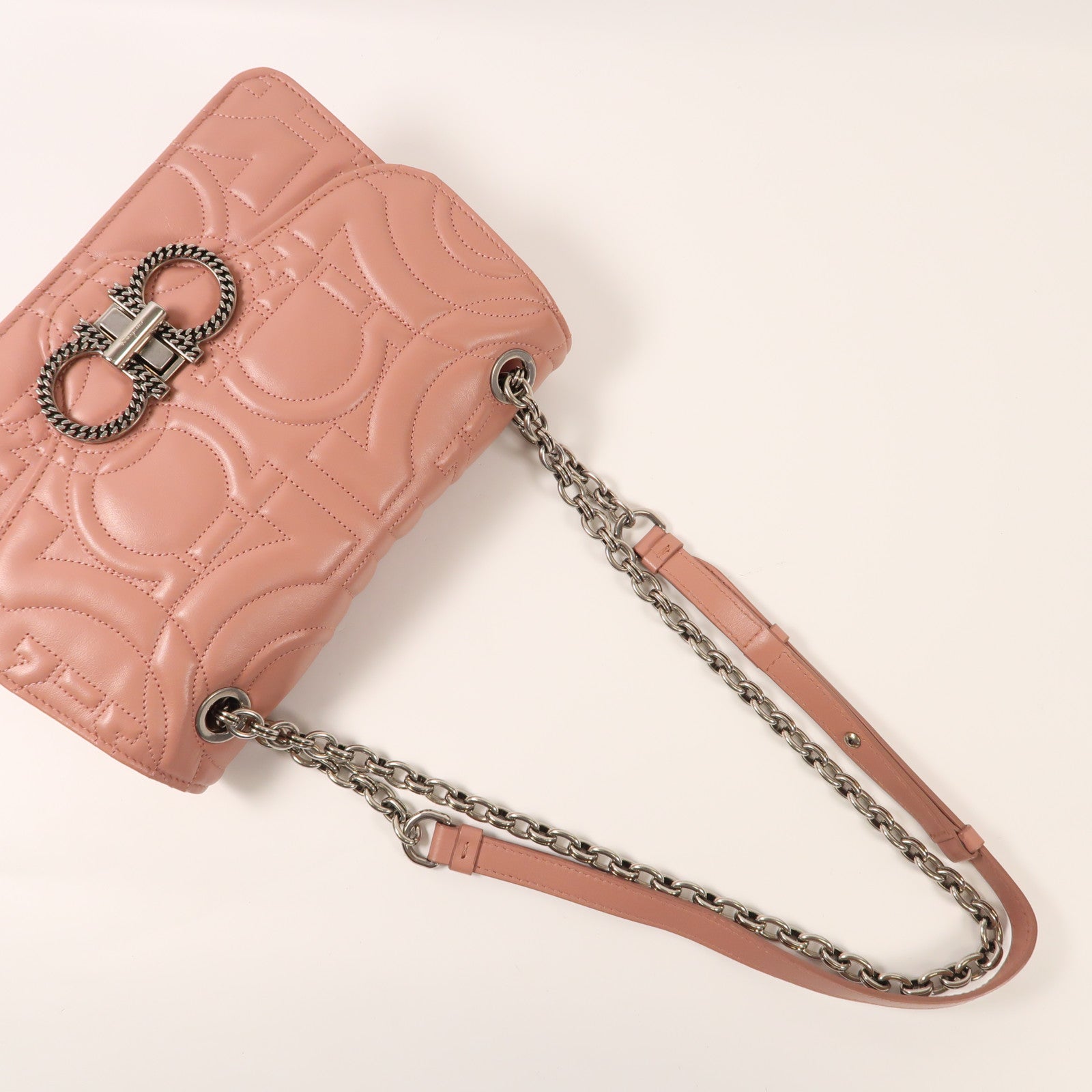 Salvatore Ferragamo 牛皮皮革Chain Shoulder銀扣鏈帶肩背袋