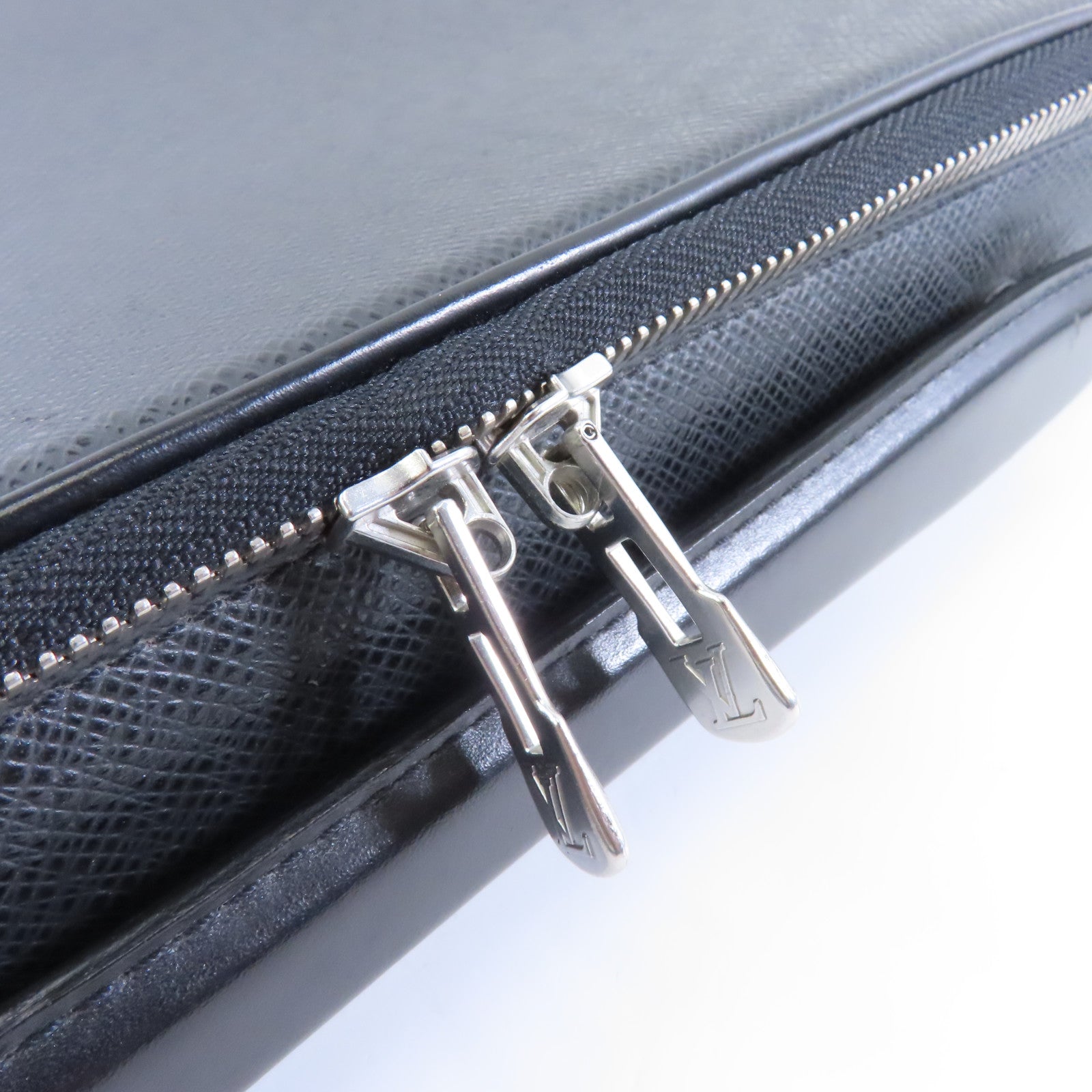 LOUIS VUITTON 【激減優惠】Taiga Computer Case Bag銀扣公事包黑色