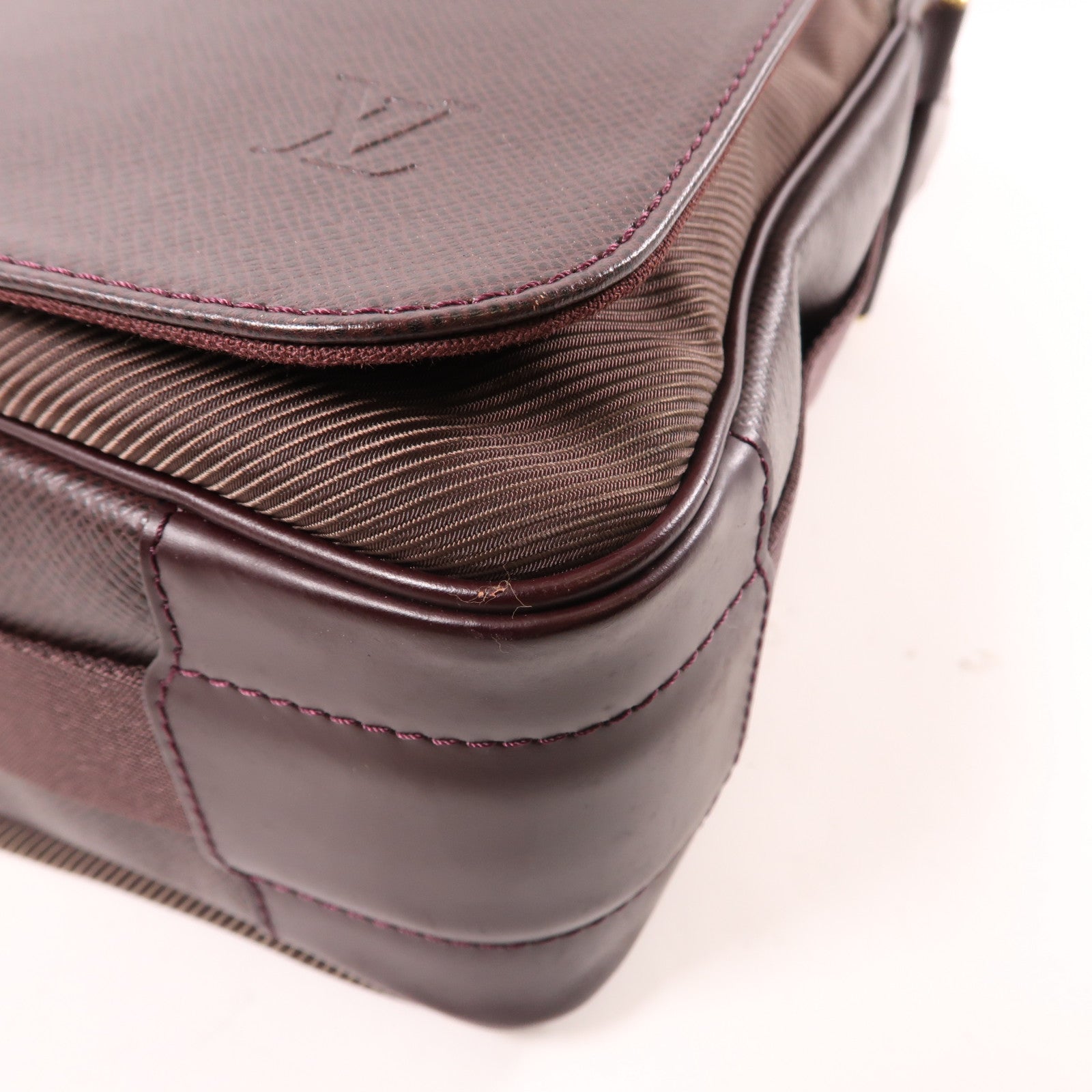 LOUIS VUITTON Taiga Viktor金扣肩背袋棕色