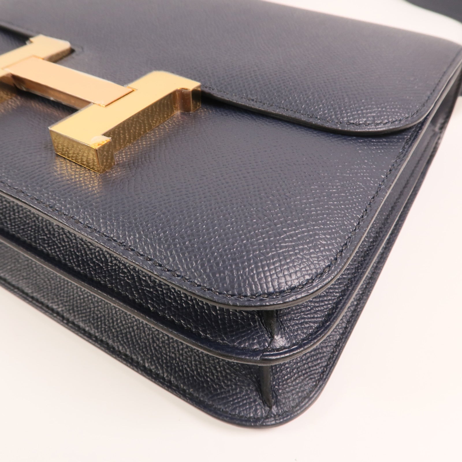 HERMES Epsom皮革Constance24金扣肩背袋Bleu Indigo