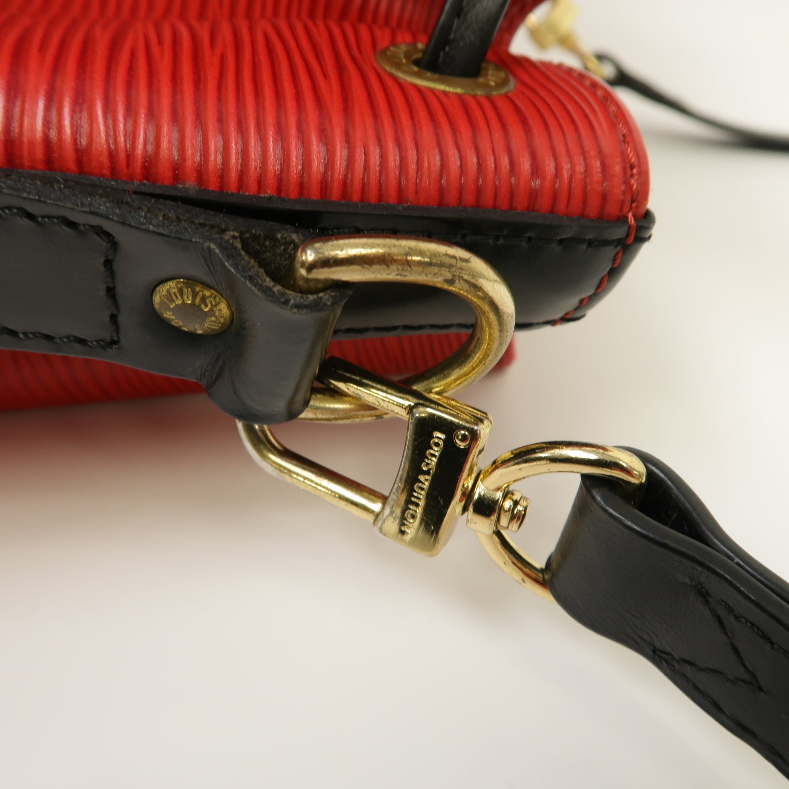 LOUIS VUITTON 【激減優惠】Epi Petit Noe金扣肩背袋紅色/黑色