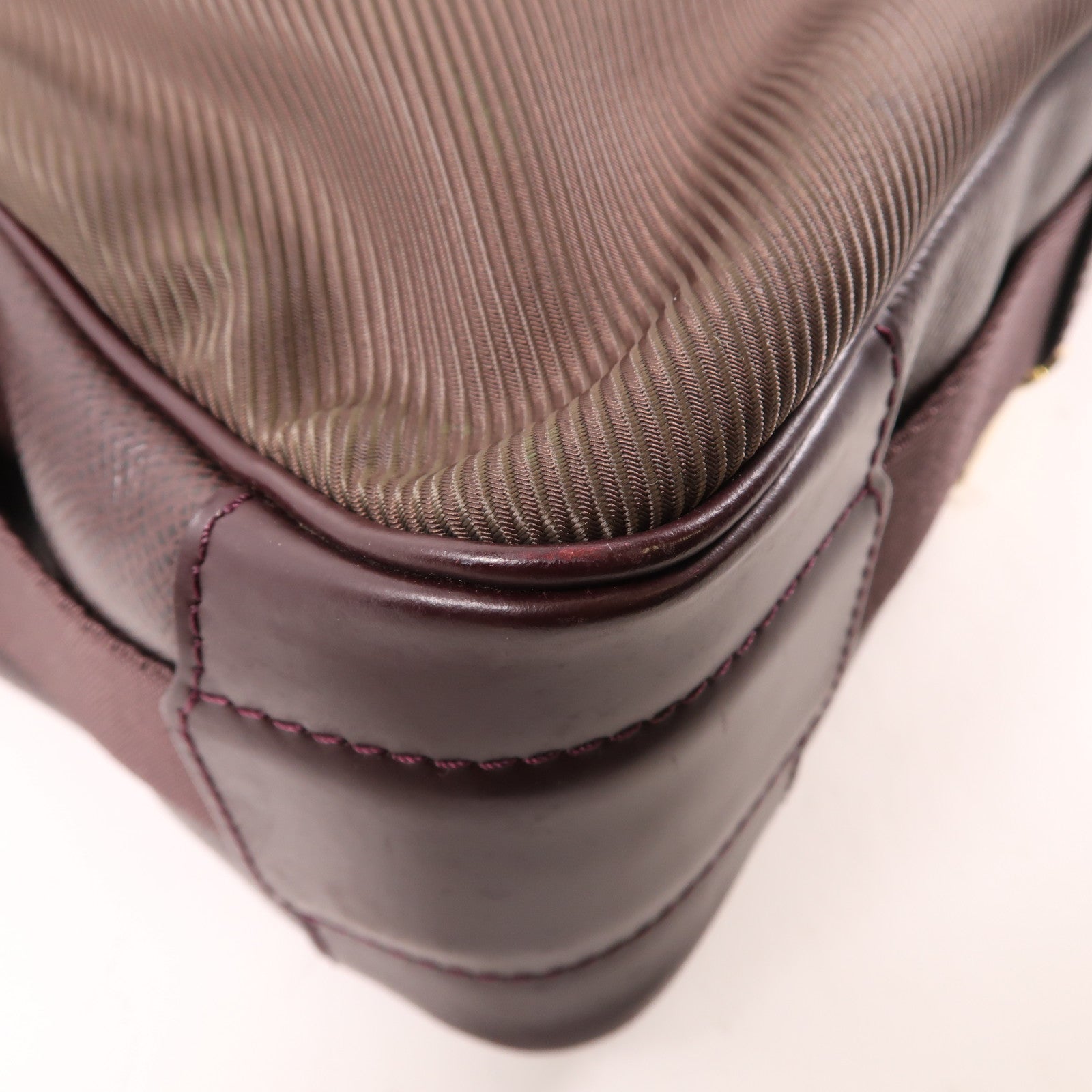 LOUIS VUITTON Taiga Viktor金扣肩背袋棕色