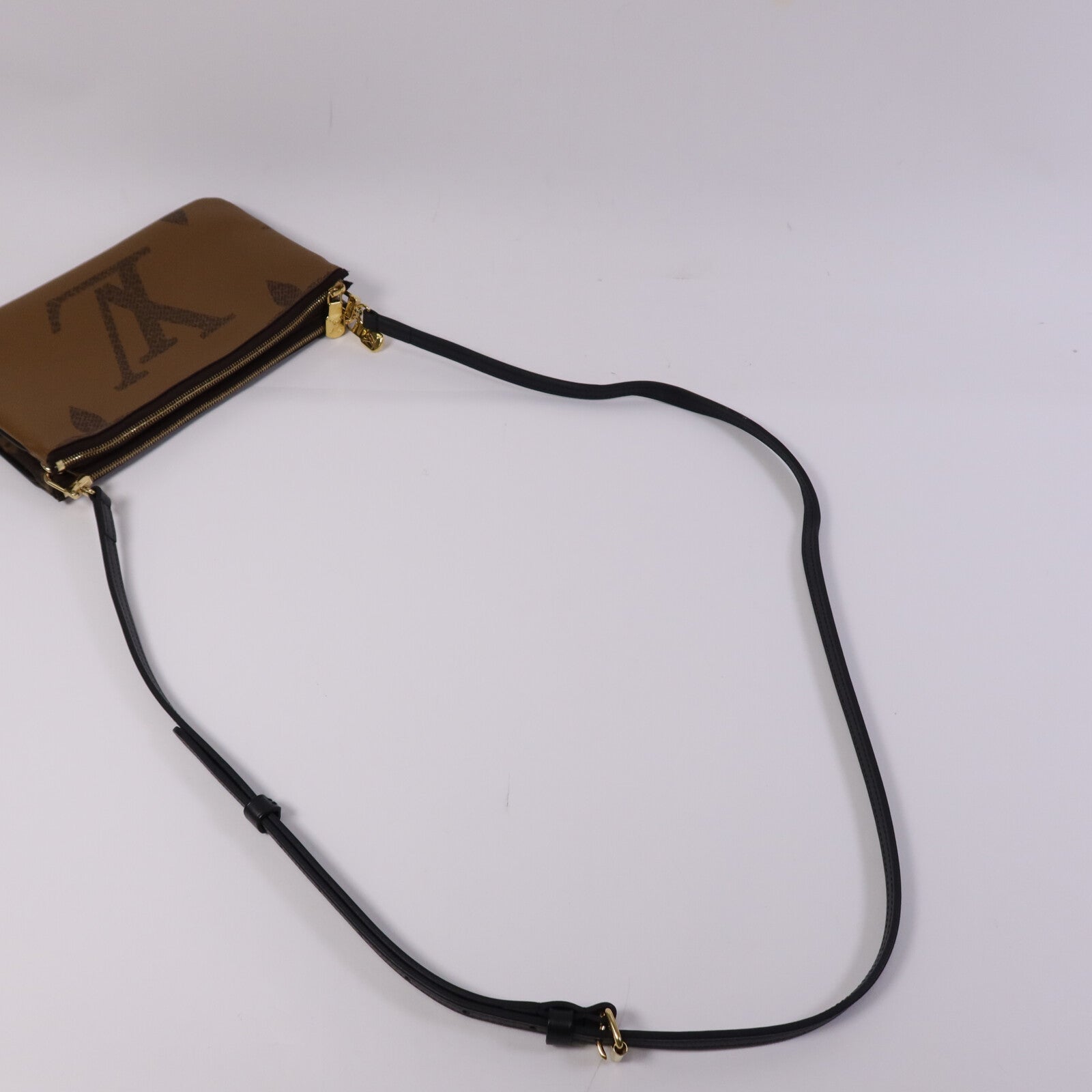 LOUIS VUITTON Monogram Giant Reverse Double Zip Pochette金扣肩背袋