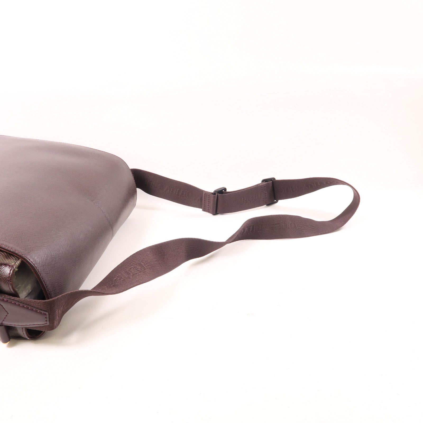 LOUIS VUITTON Taiga Viktor金扣肩背袋棕色