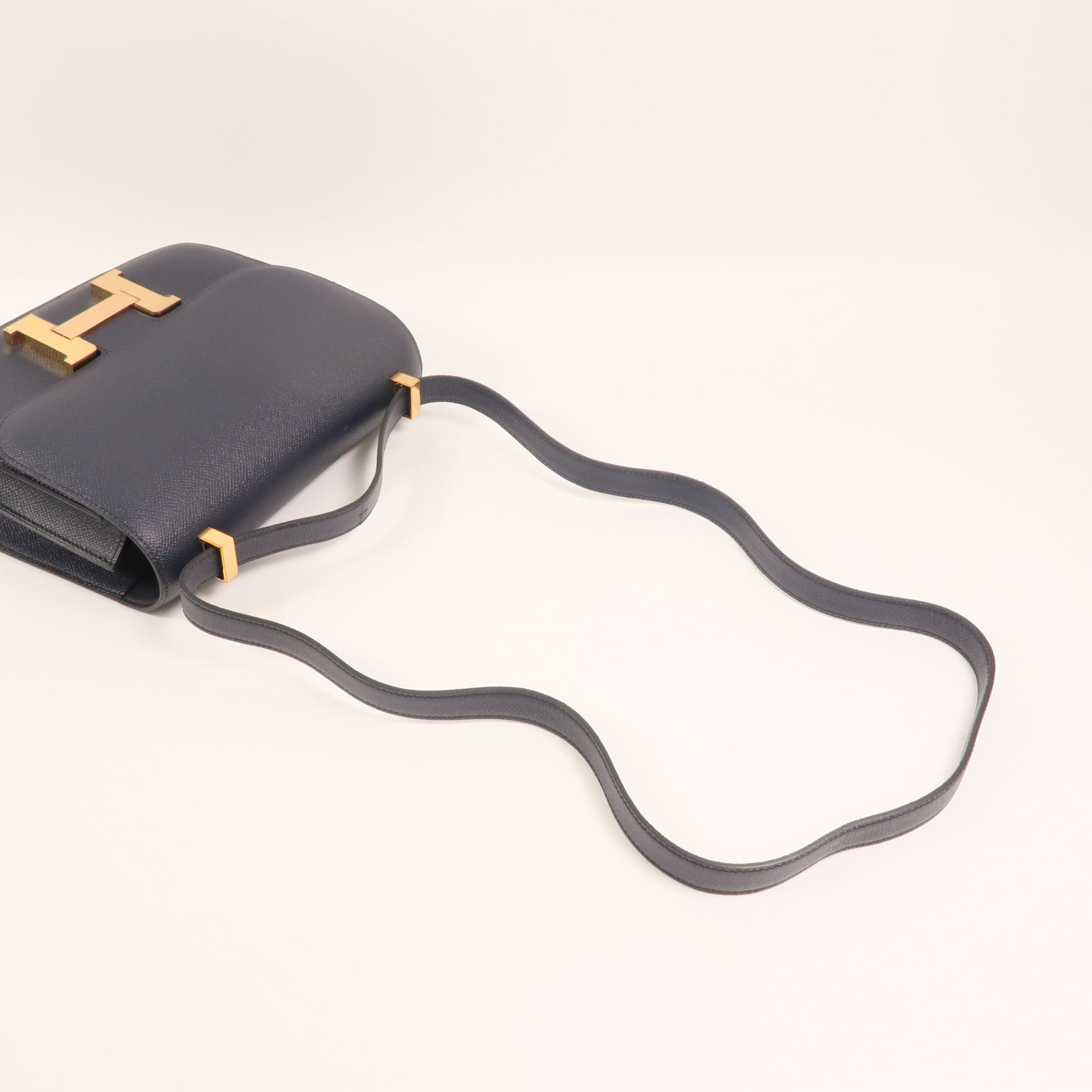 HERMES Epsom皮革Constance24金扣肩背袋Bleu Indigo