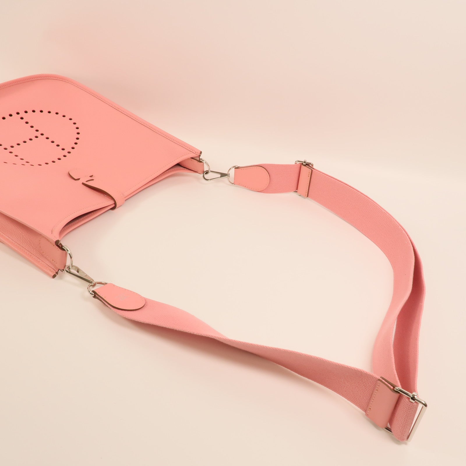 HERMES Epsom皮革Evelyne PM銀扣肩背袋Rose Confetti