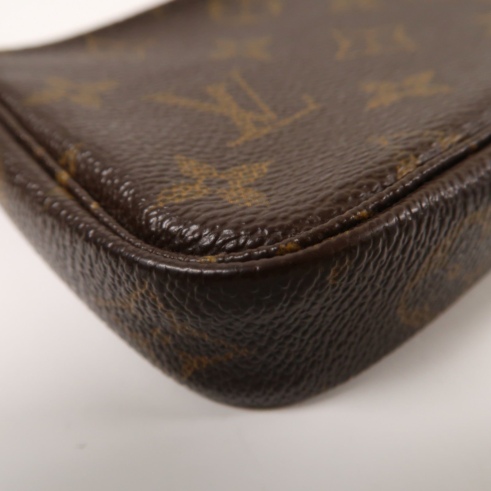 LOUIS VUITTON Monogram Mini Pochette Accessoires金扣手拿包啡色