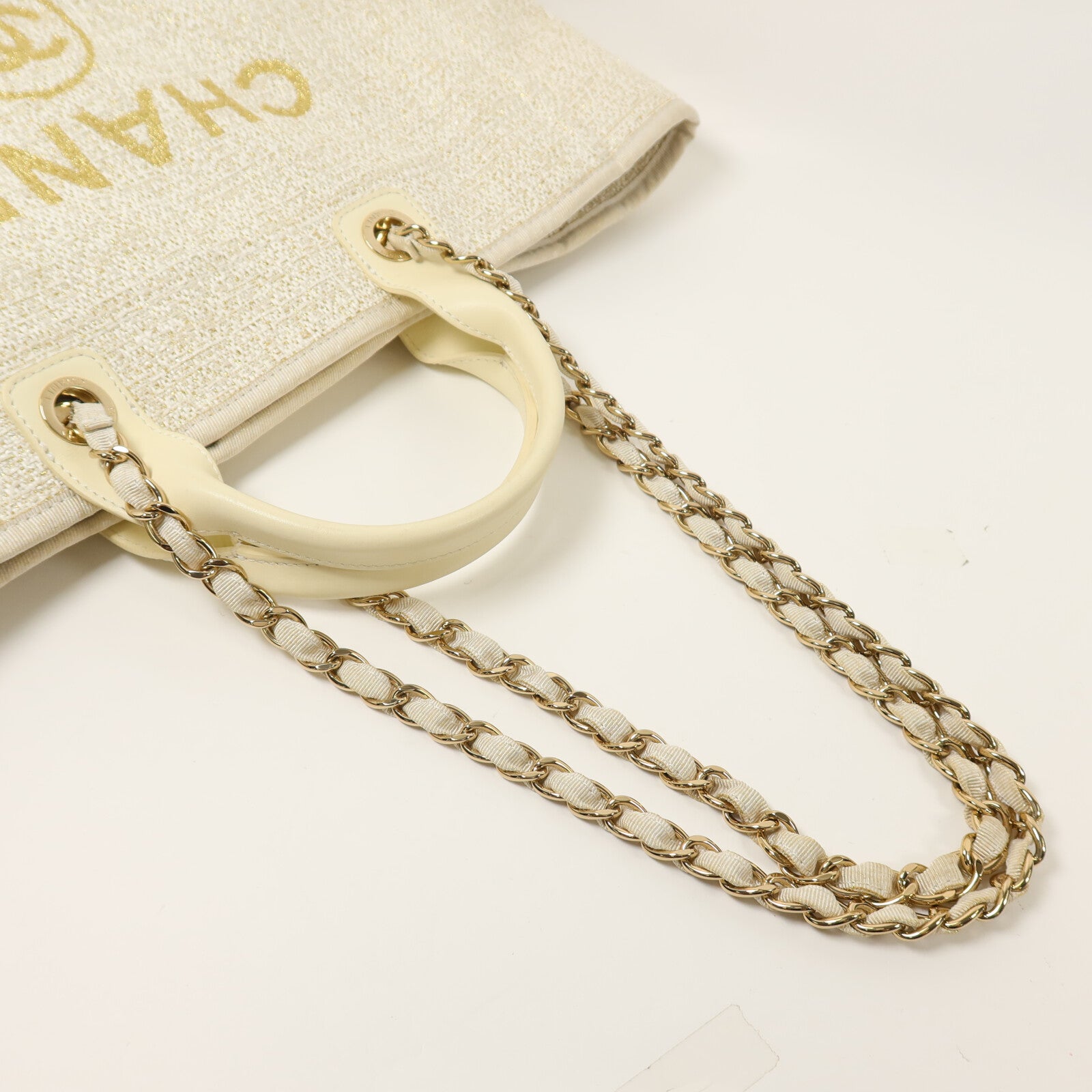 CHANEL 帆布/藤料Deauville Tote MM鏈帶手挽肩背兩用袋