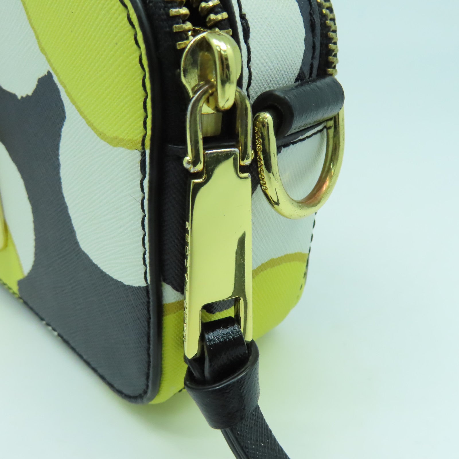 MARC JACOBS 【激減優惠】塗層帆布Camera Bag金扣肩背袋黑色/白色/黃色