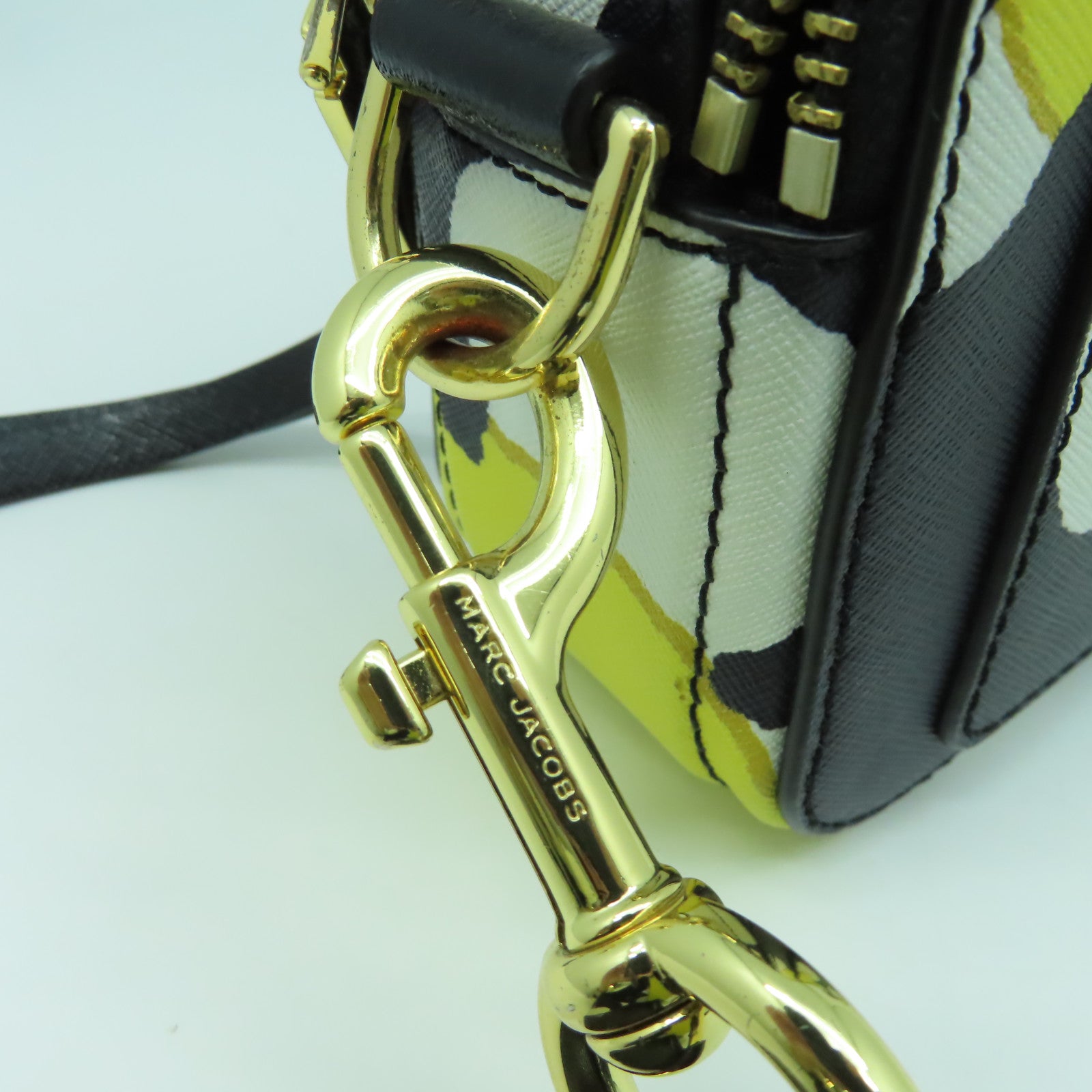 MARC JACOBS 【激減優惠】塗層帆布Camera Bag金扣肩背袋黑色/白色/黃色