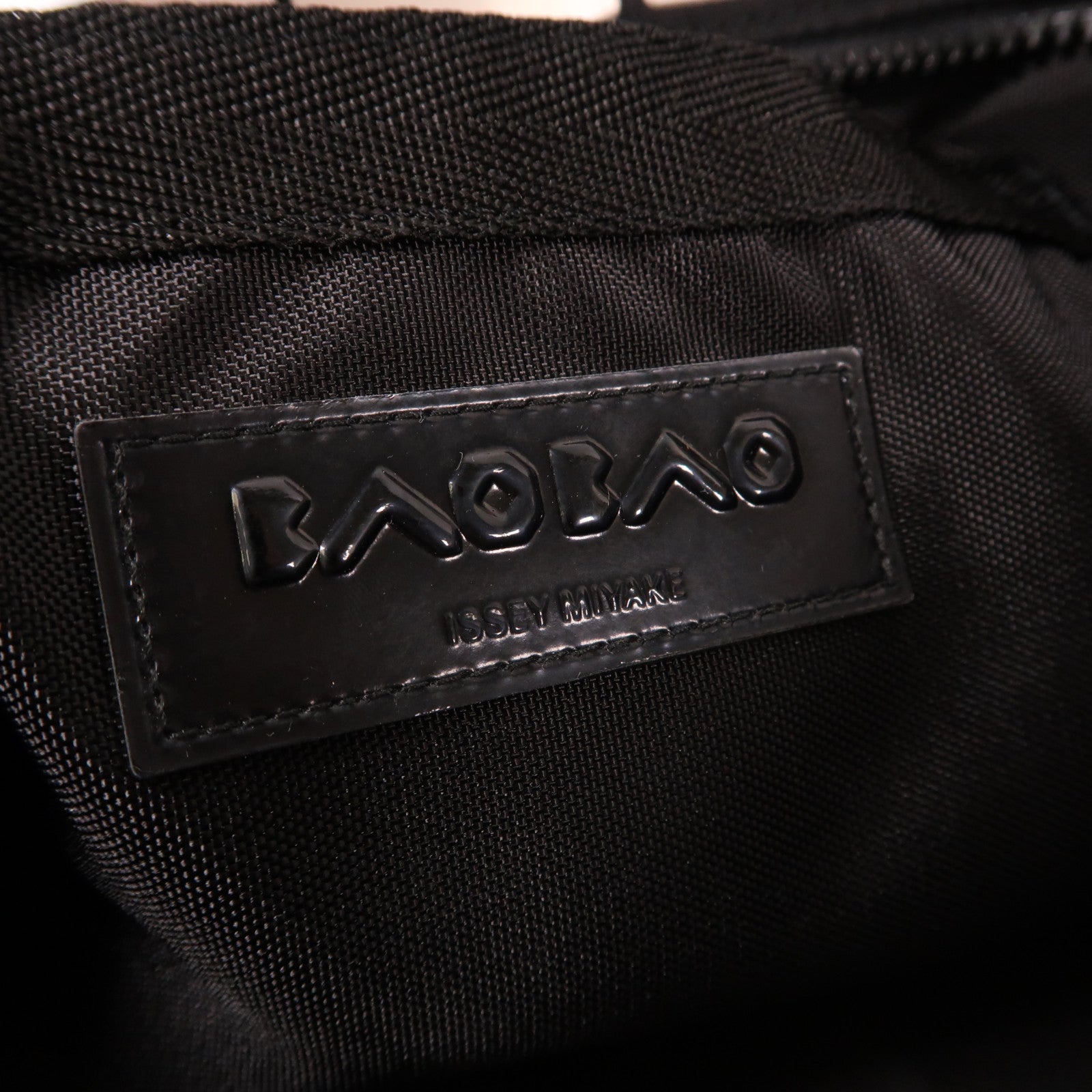 ISSEY MIYAKE PVC Bao Bao銀扣手挽袋米色