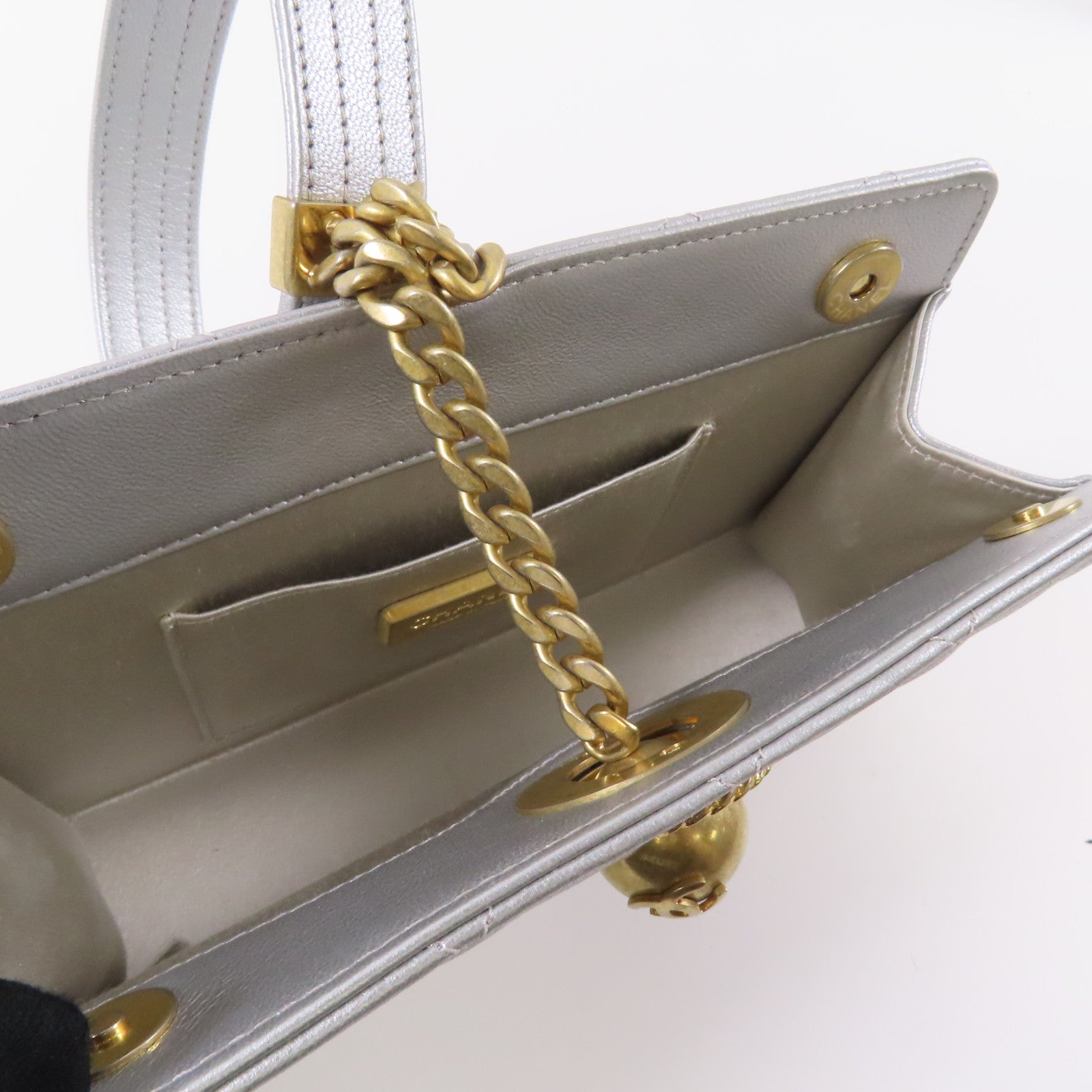 CHANEL 菱格牛皮皮革Hand Bag金扣手挽袋銀色