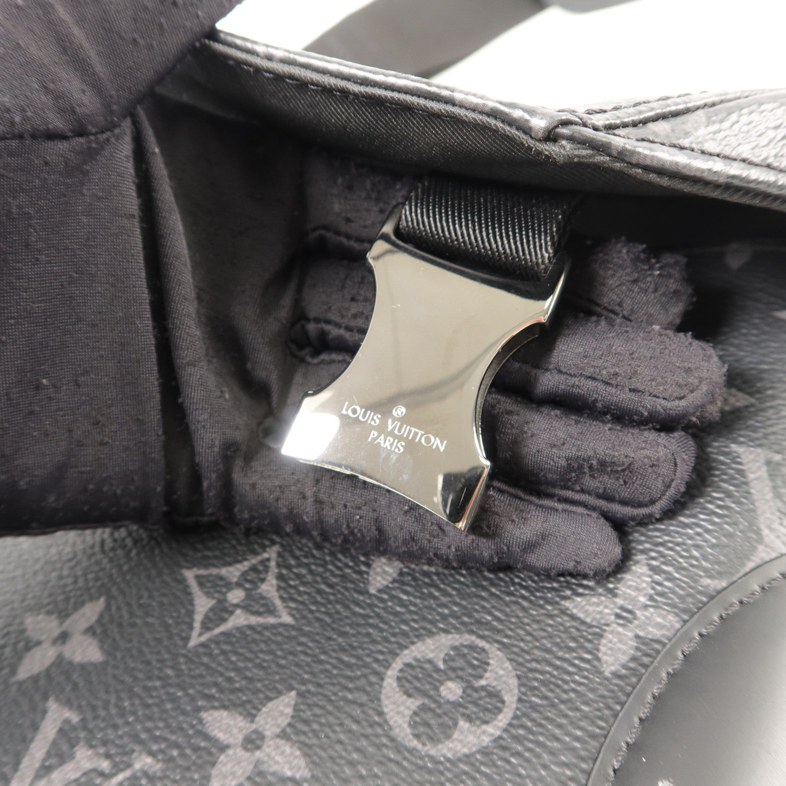 LOUIS VUITTON Monogram Eclipse Messenger PM Voyager肩背袋