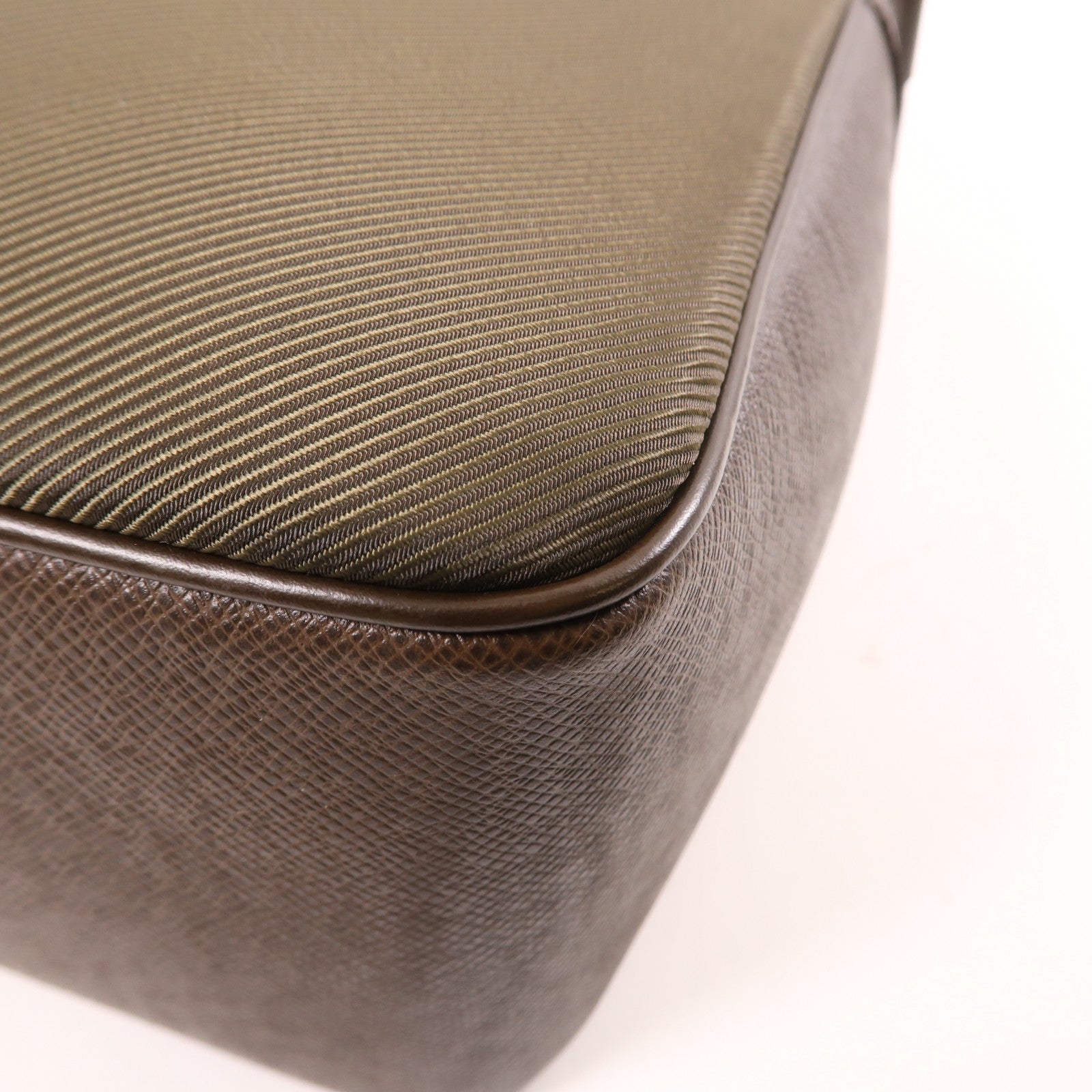 LOUIS VUITTON Taiga Taimyr Grizzli銀扣肩背袋棕色/綠色