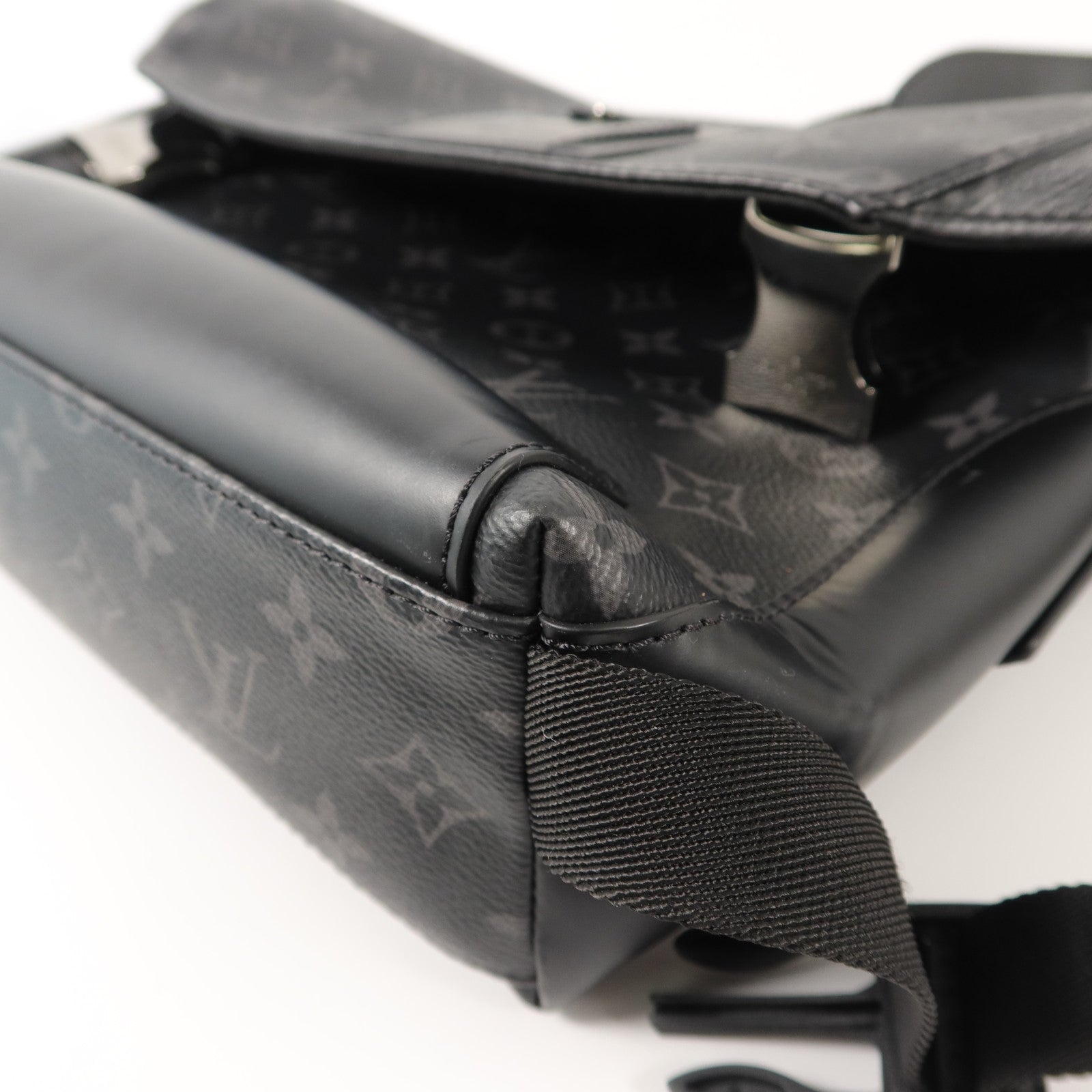 LOUIS VUITTON Monogram Eclipse Messenger PM Voyager肩背袋