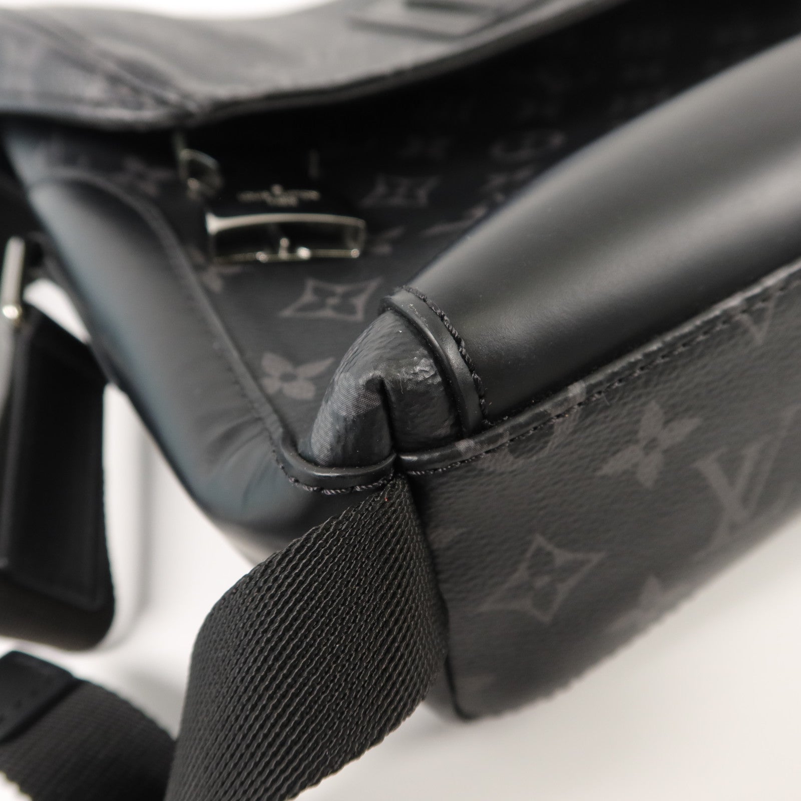LOUIS VUITTON Monogram Eclipse Messenger PM Voyager肩背袋