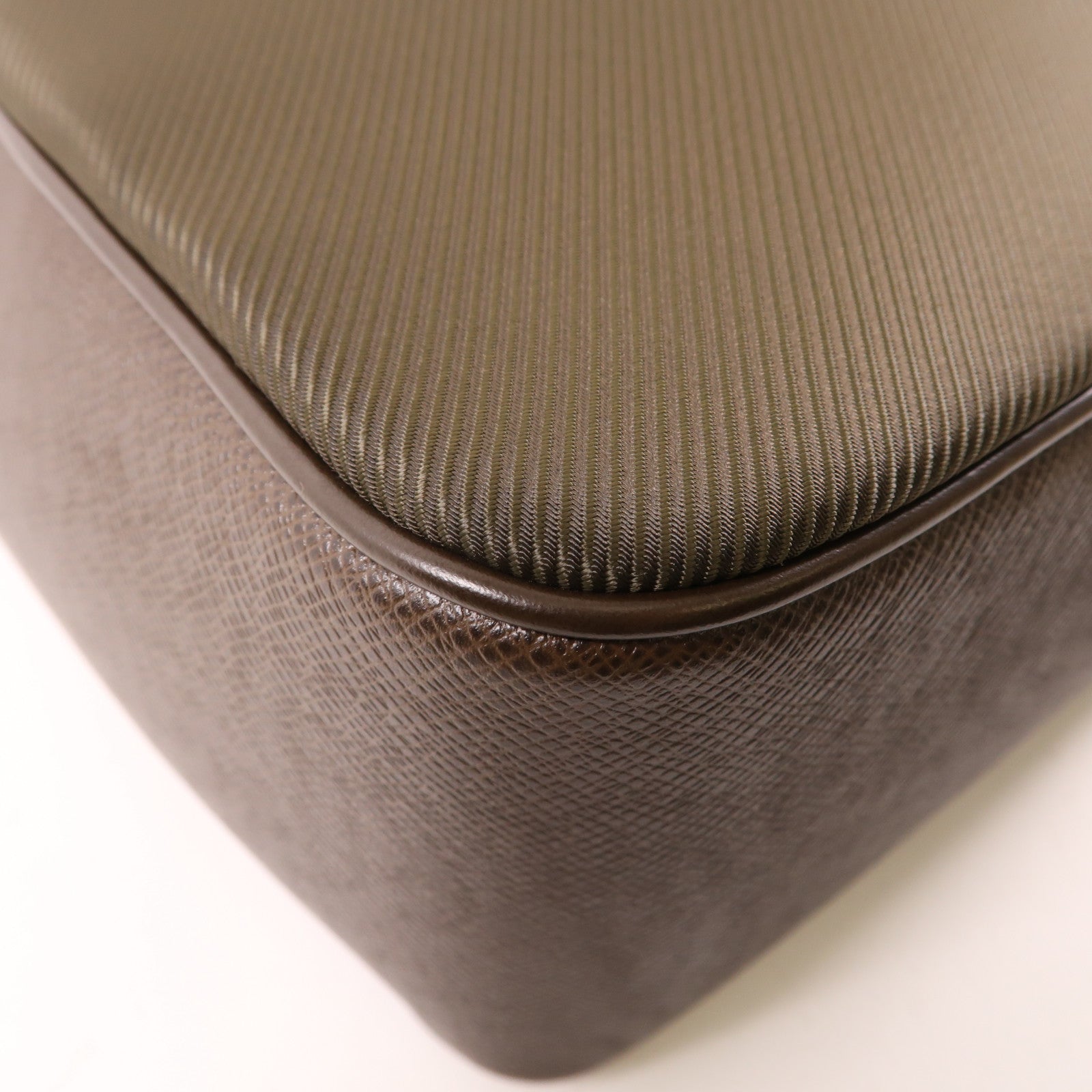 LOUIS VUITTON Taiga Taimyr Grizzli銀扣肩背袋棕色/綠色