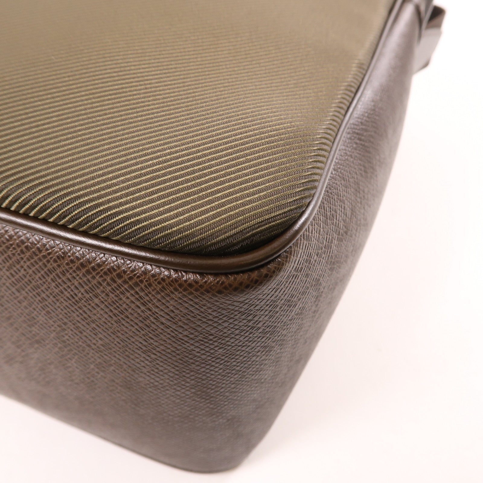 LOUIS VUITTON Taiga Taimyr Grizzli銀扣肩背袋棕色/綠色