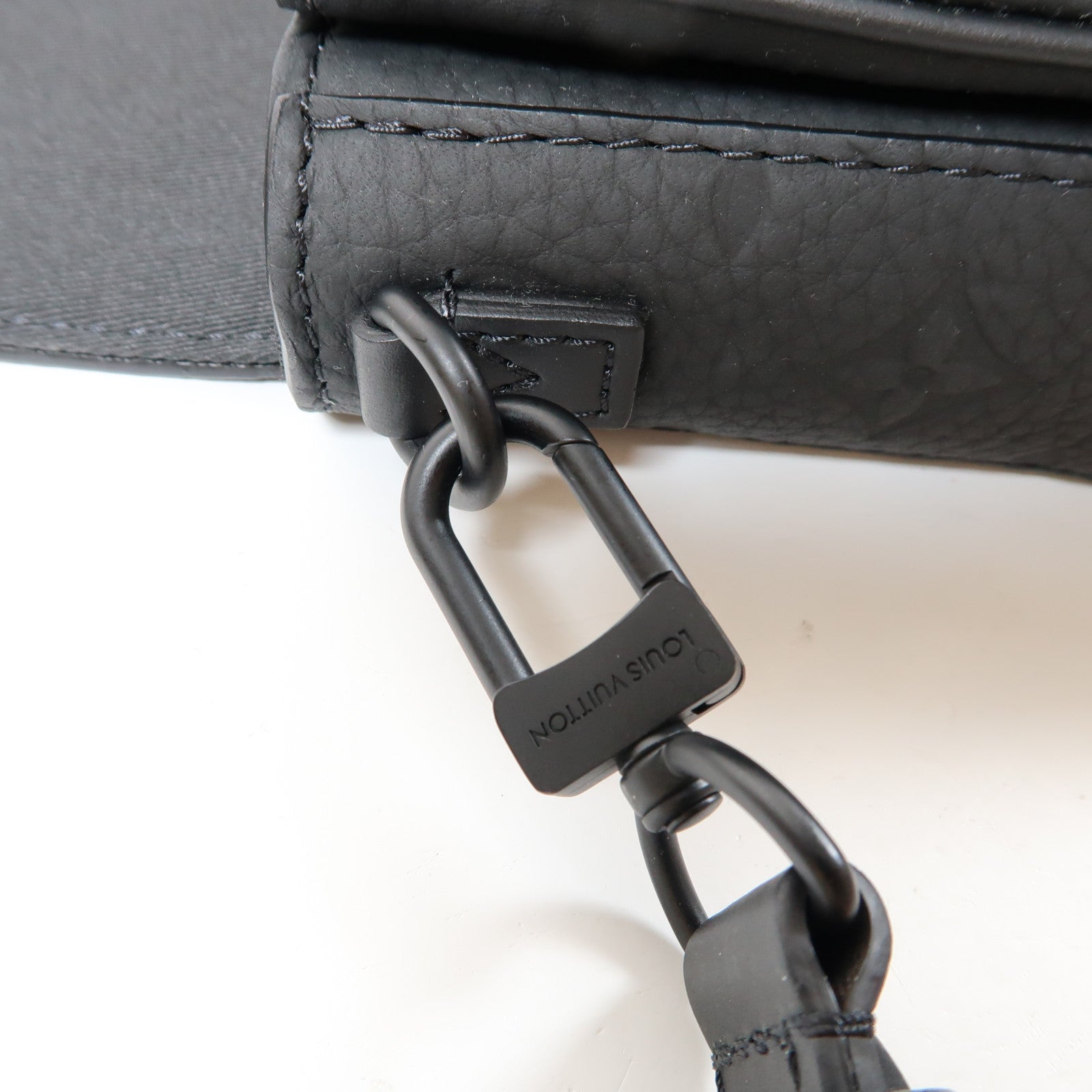 LOUIS VUITTON Taurillon Monogram S-Lock Vertical Wearable Wallet Bag肩背袋黑色