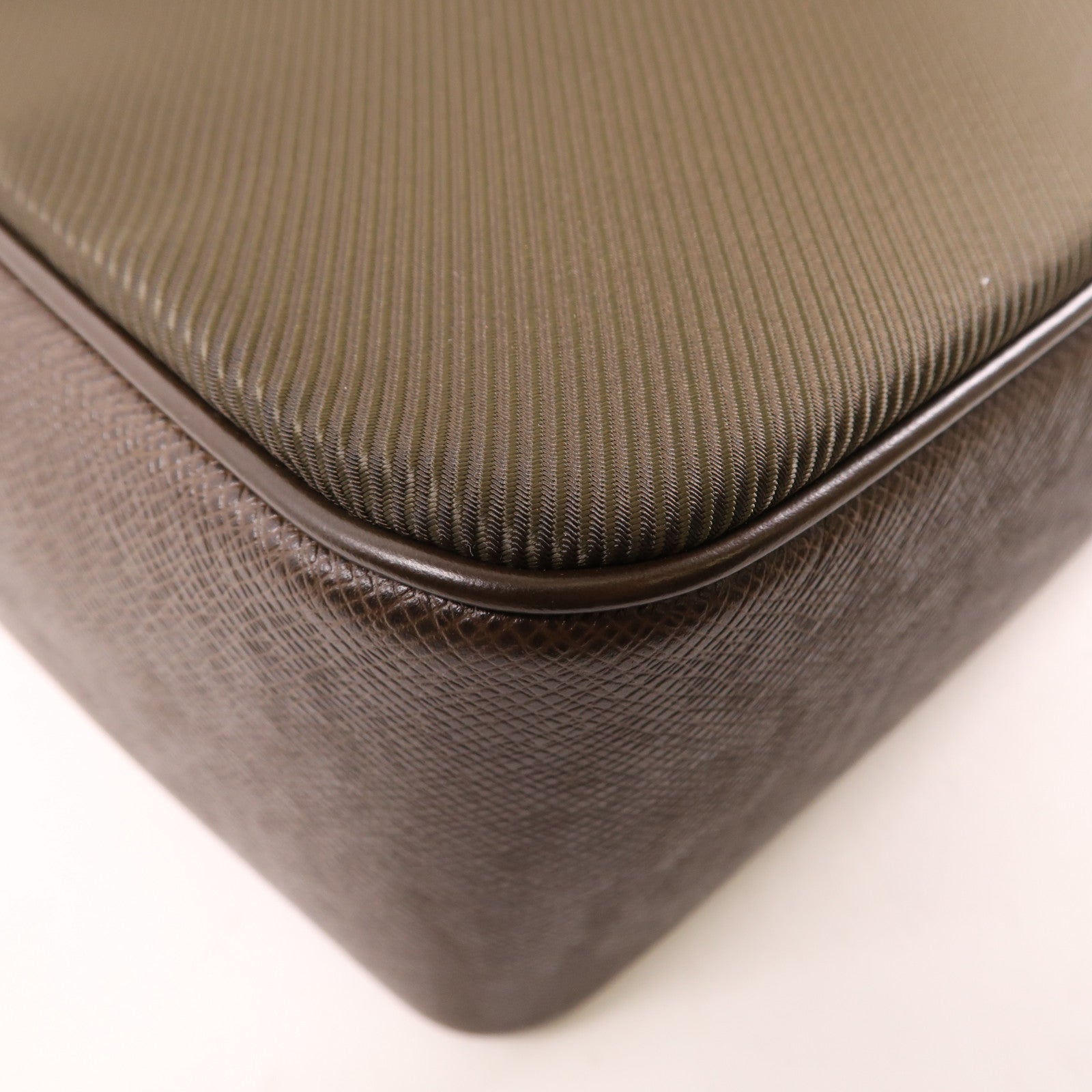 LOUIS VUITTON Taiga Taimyr Grizzli銀扣肩背袋棕色/綠色