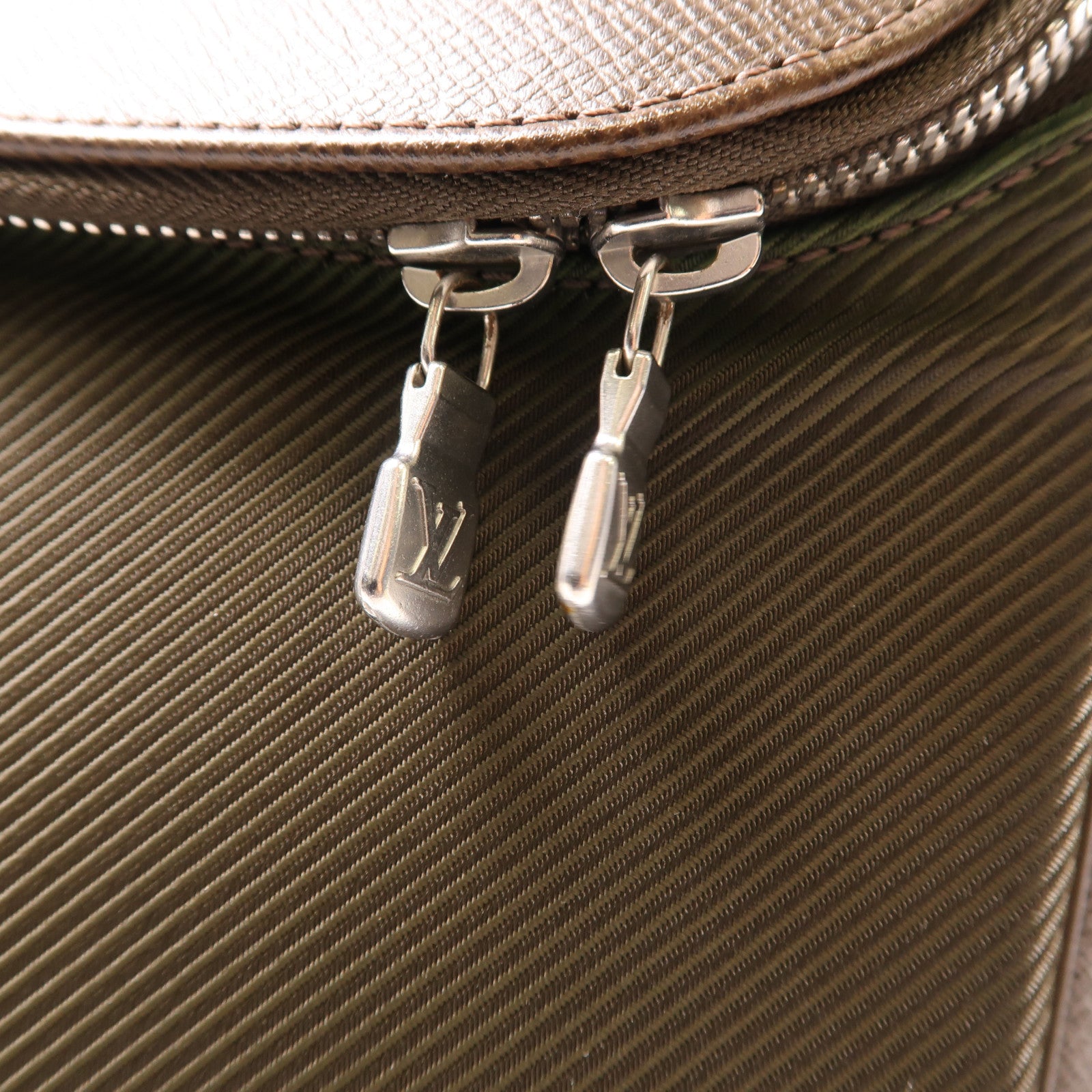LOUIS VUITTON Taiga Taimyr Grizzli銀扣肩背袋棕色/綠色